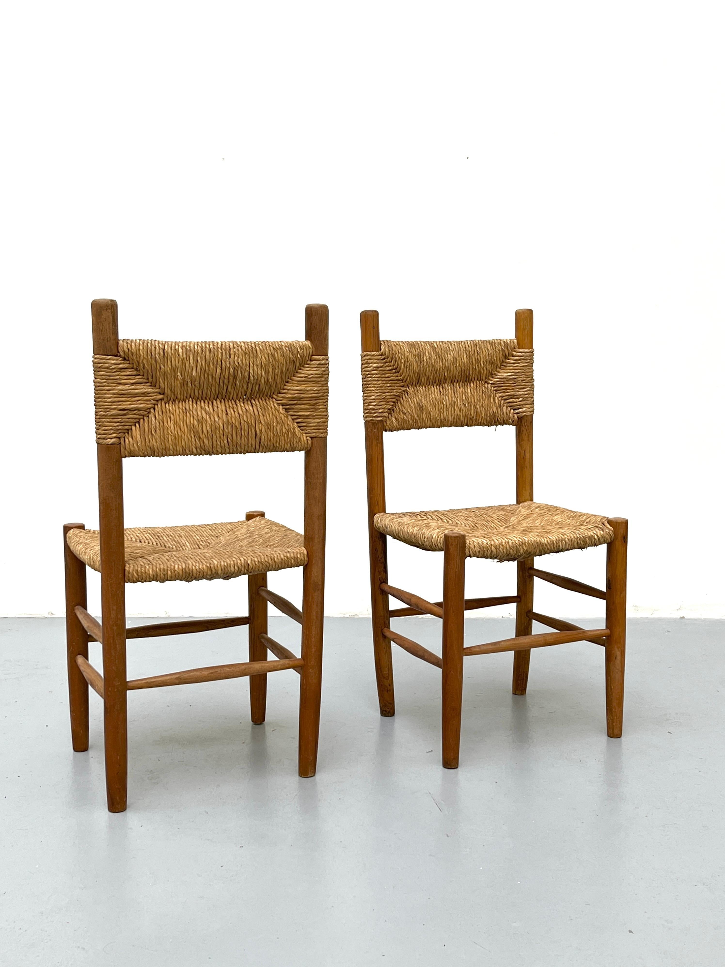Paire de chaises en hêtre avec assise en paille dans le style de Charlotte Perriand

Charlotte Perriand s'est inspirée des motifs de paille de riz japonais. Elle utilise l'aspect de leur mino, une cape de pluie, pour ses créations tissées, comme