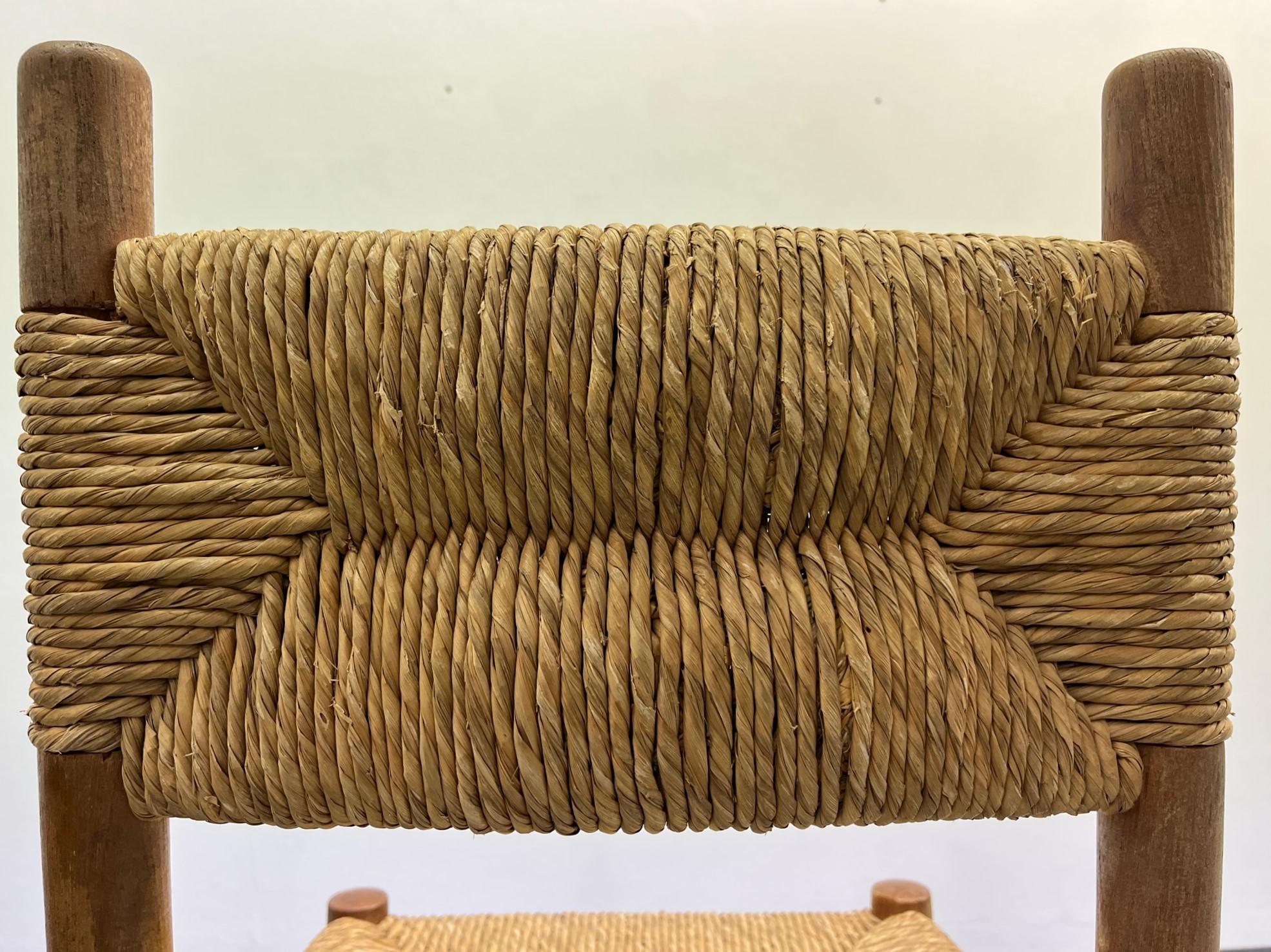 Paar Sessel aus Buchenholz mit Strohsitz im Stil von Charlotte Perriand im Zustand „Gut“ im Angebot in PARIS, FR