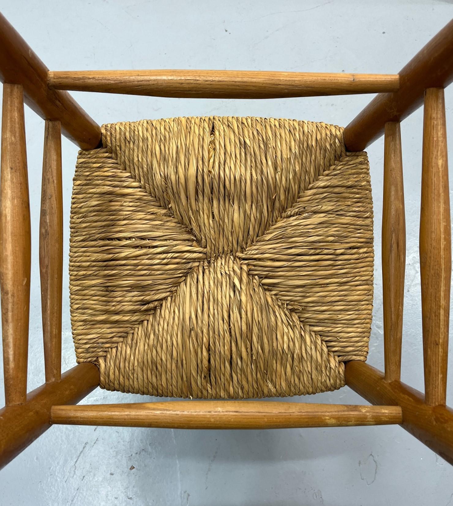 Paar Sessel aus Buchenholz mit Strohsitz im Stil von Charlotte Perriand (20. Jahrhundert) im Angebot