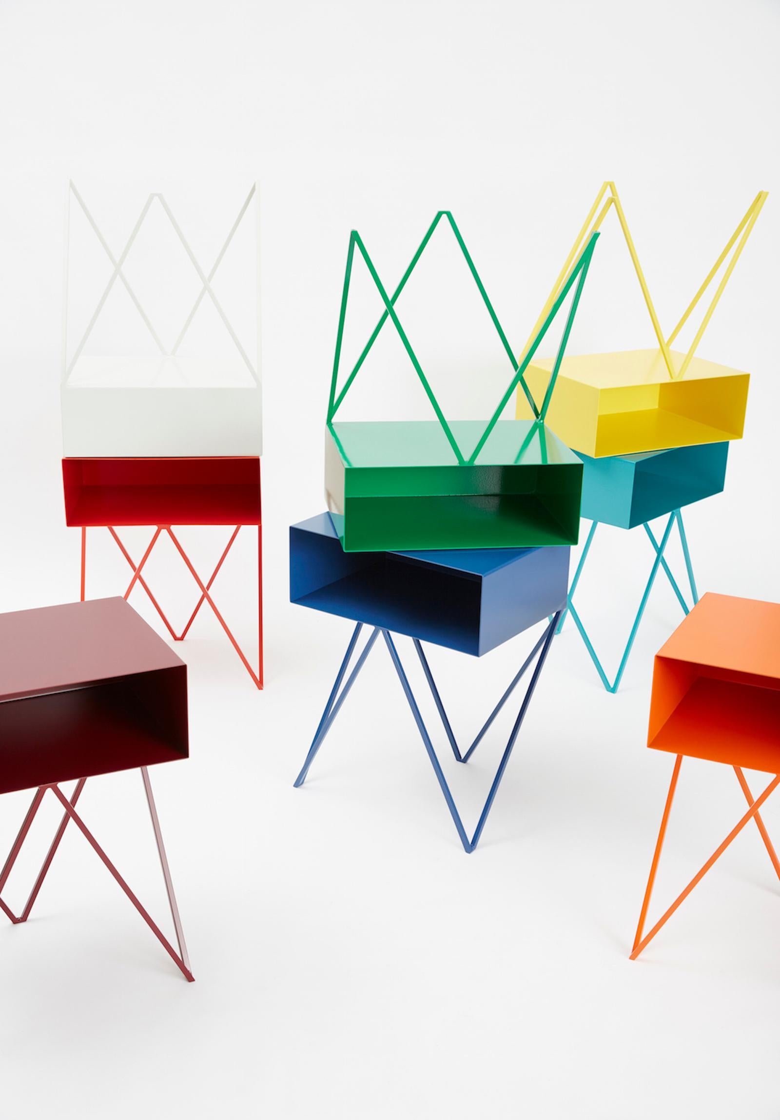 Moderne Paire de tables d'appoint/tables de nuit Robot en acier bourgogne en vente