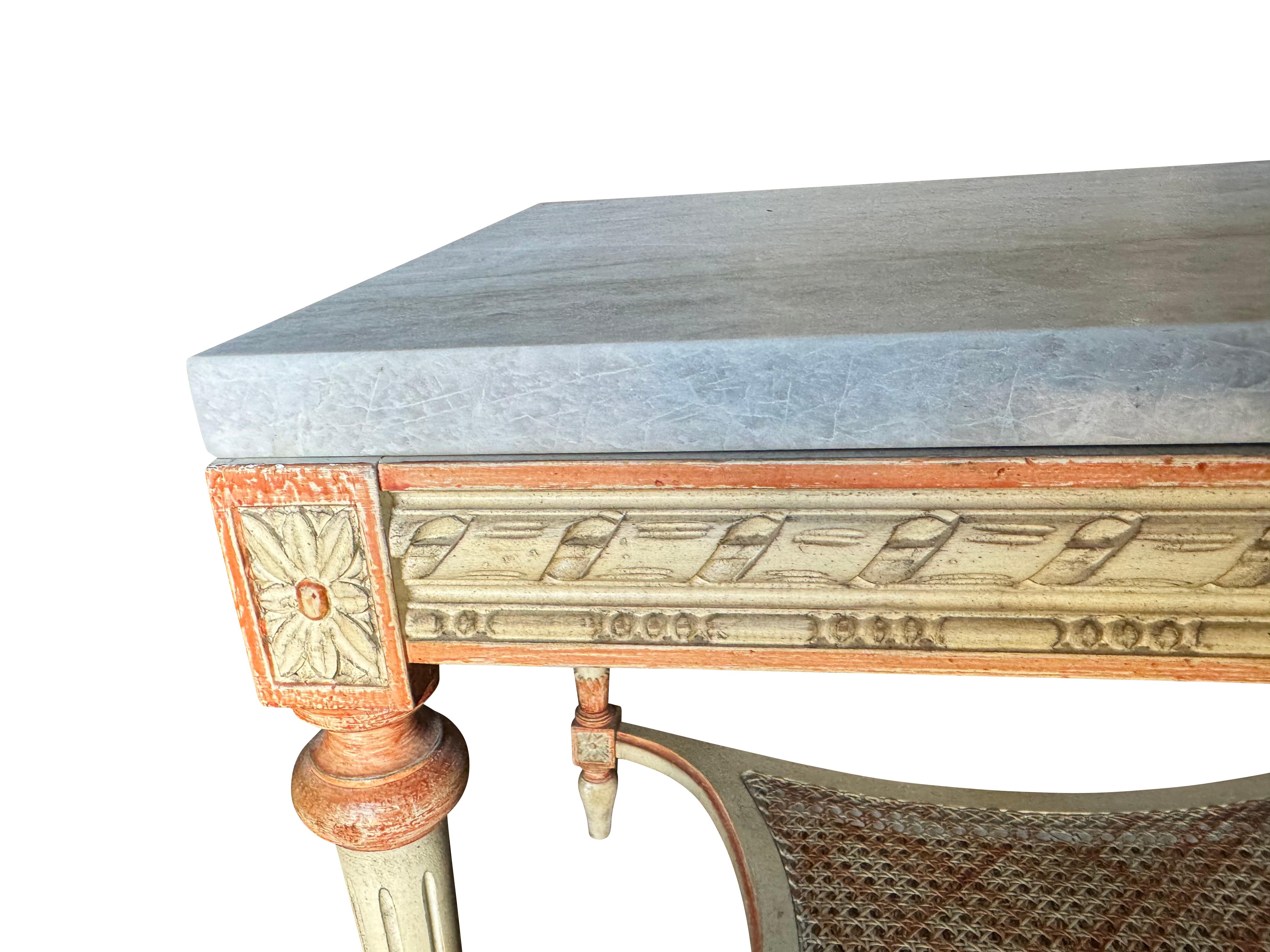 Pareja de Mesas auxiliares decoradas en pintura beige y melocotón con tapas de mármol Taj Mahal Luis XVI en venta