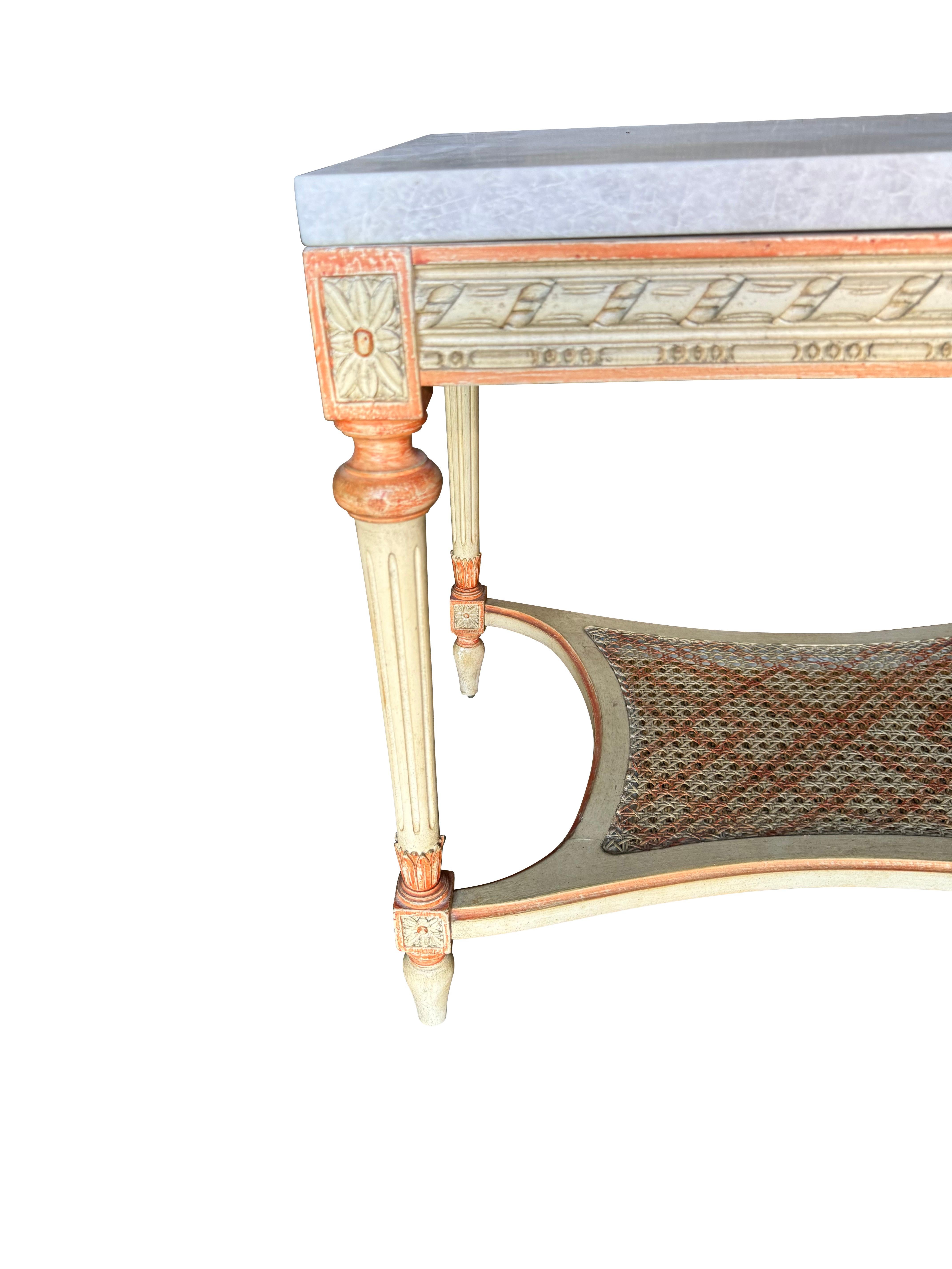 Pareja de Mesas auxiliares decoradas en pintura beige y melocotón con tapas de mármol Taj Mahal Hecho a mano en venta