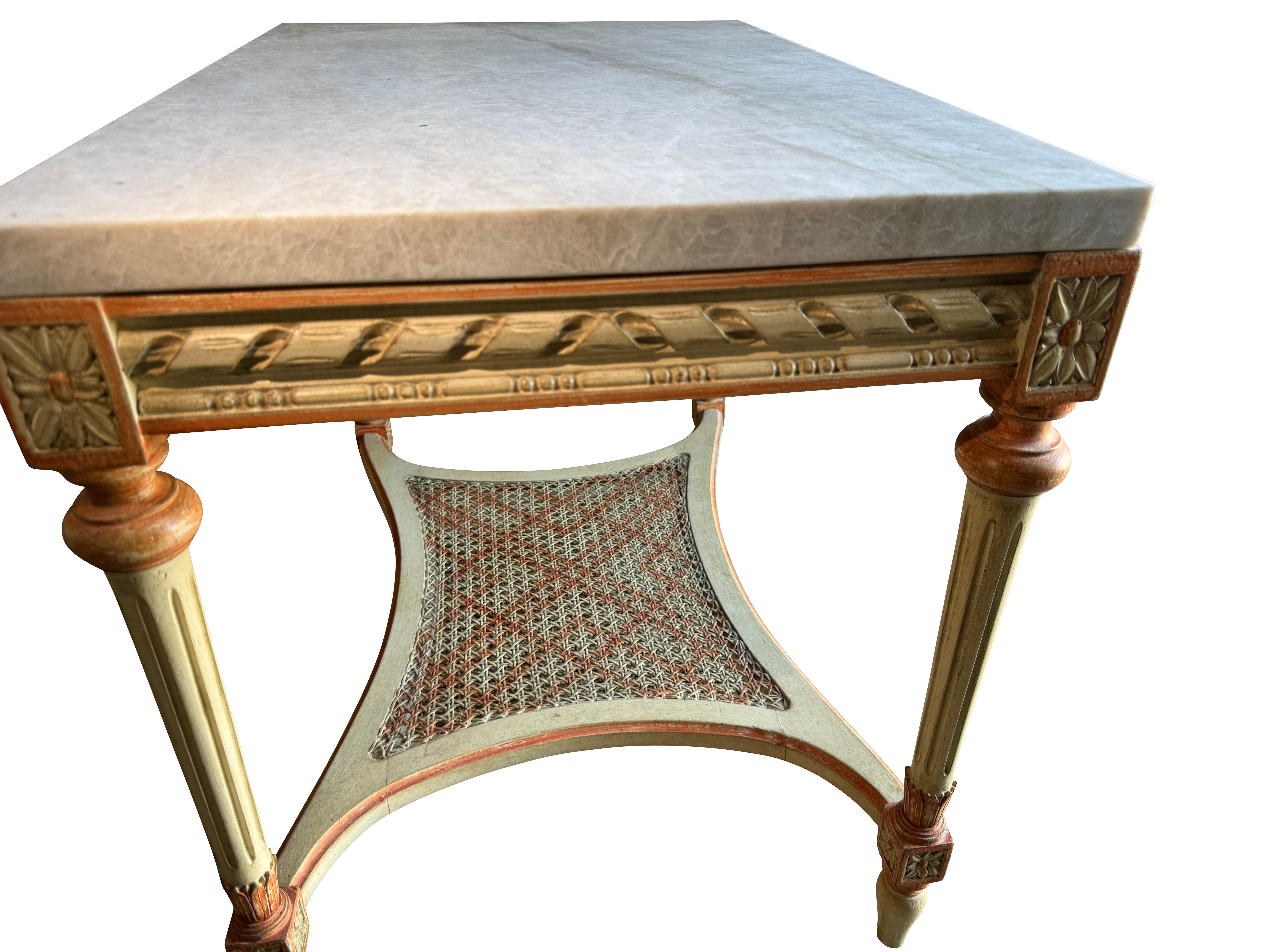 Pareja de Mesas auxiliares decoradas en pintura beige y melocotón con tapas de mármol Taj Mahal siglo XX en venta