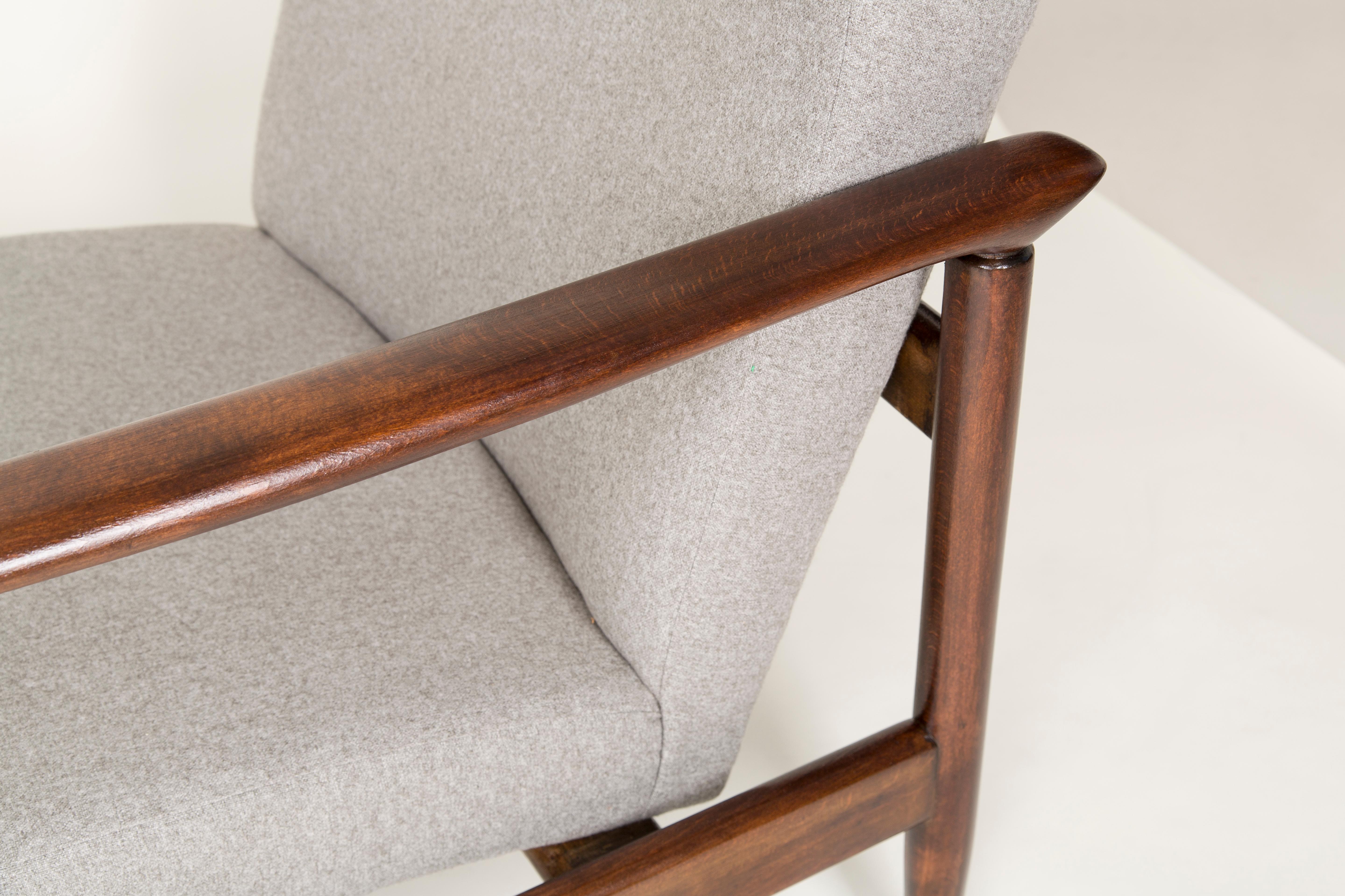 Fait main Paire de fauteuils beiges, Edmund Homa, GFM-142, années 1960, Pologne en vente