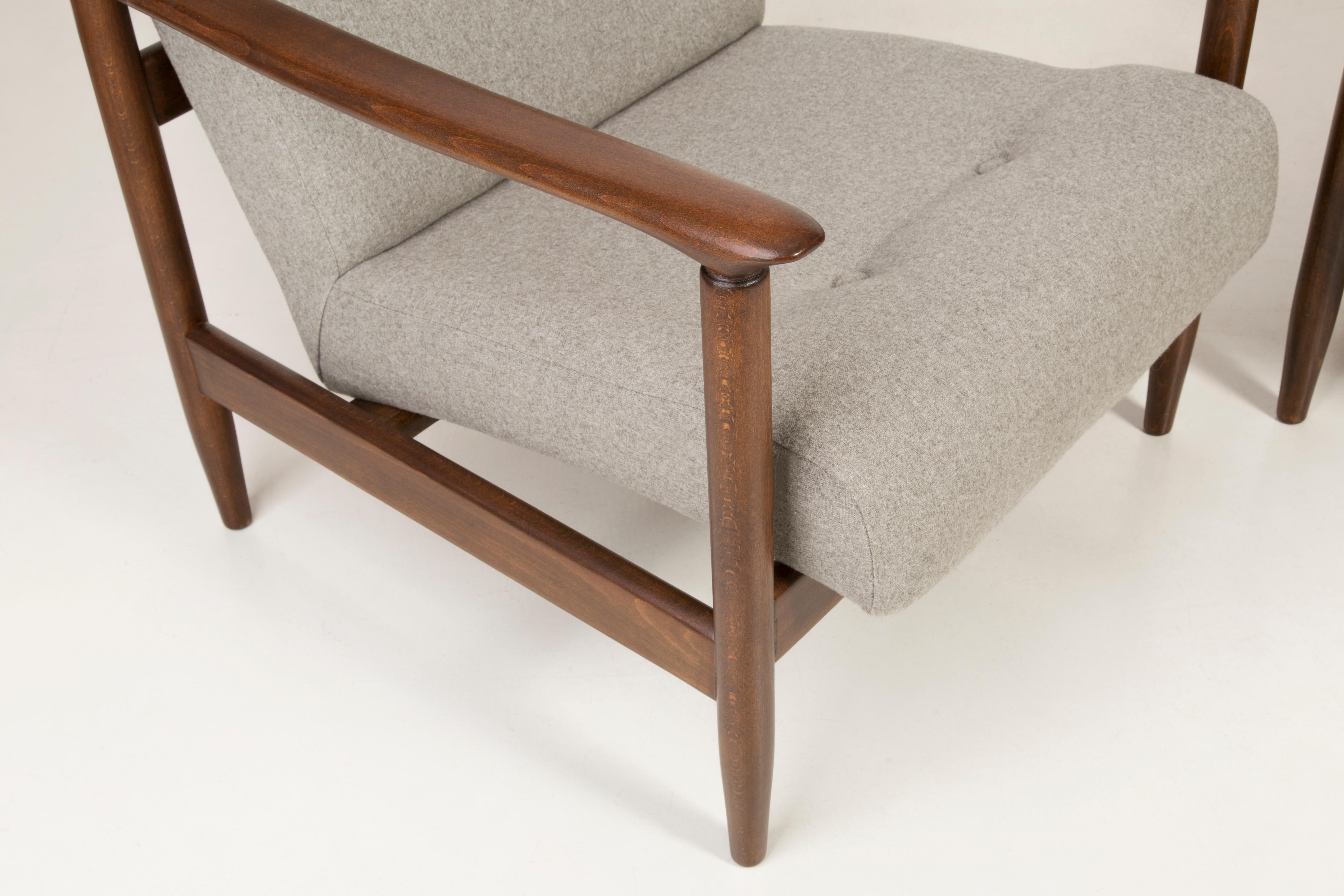 Une paire de fauteuils GFM-142, conçue par Edmund Homa. Les fauteuils ont été fabriqués dans les années 1960 dans l'usine de meubles Gosciecinska. Ils sont fabriqués en bois de hêtre massif. Le fauteuil GFM-142 est considéré comme l'un des meilleurs