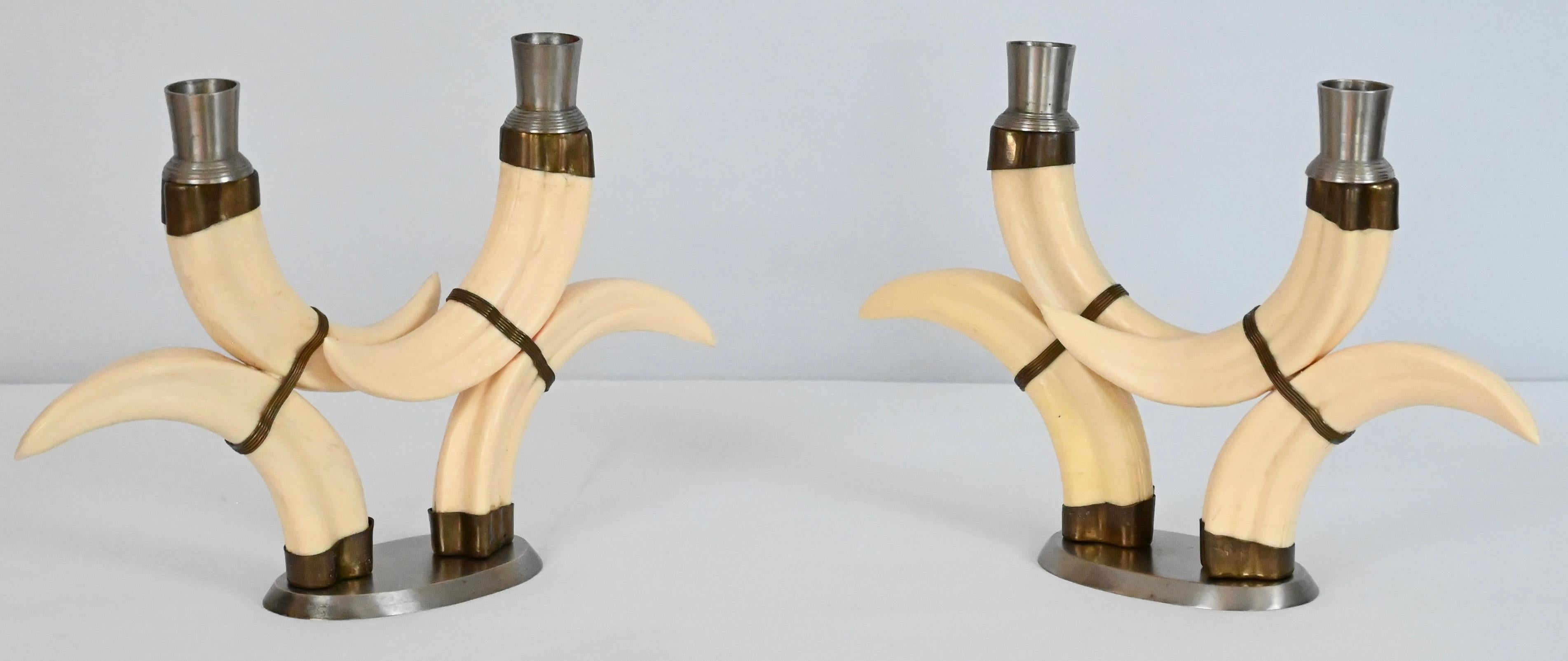 Mid-Century Modern Paire de chandeliers en fausse corne beige montés en nickel en vente