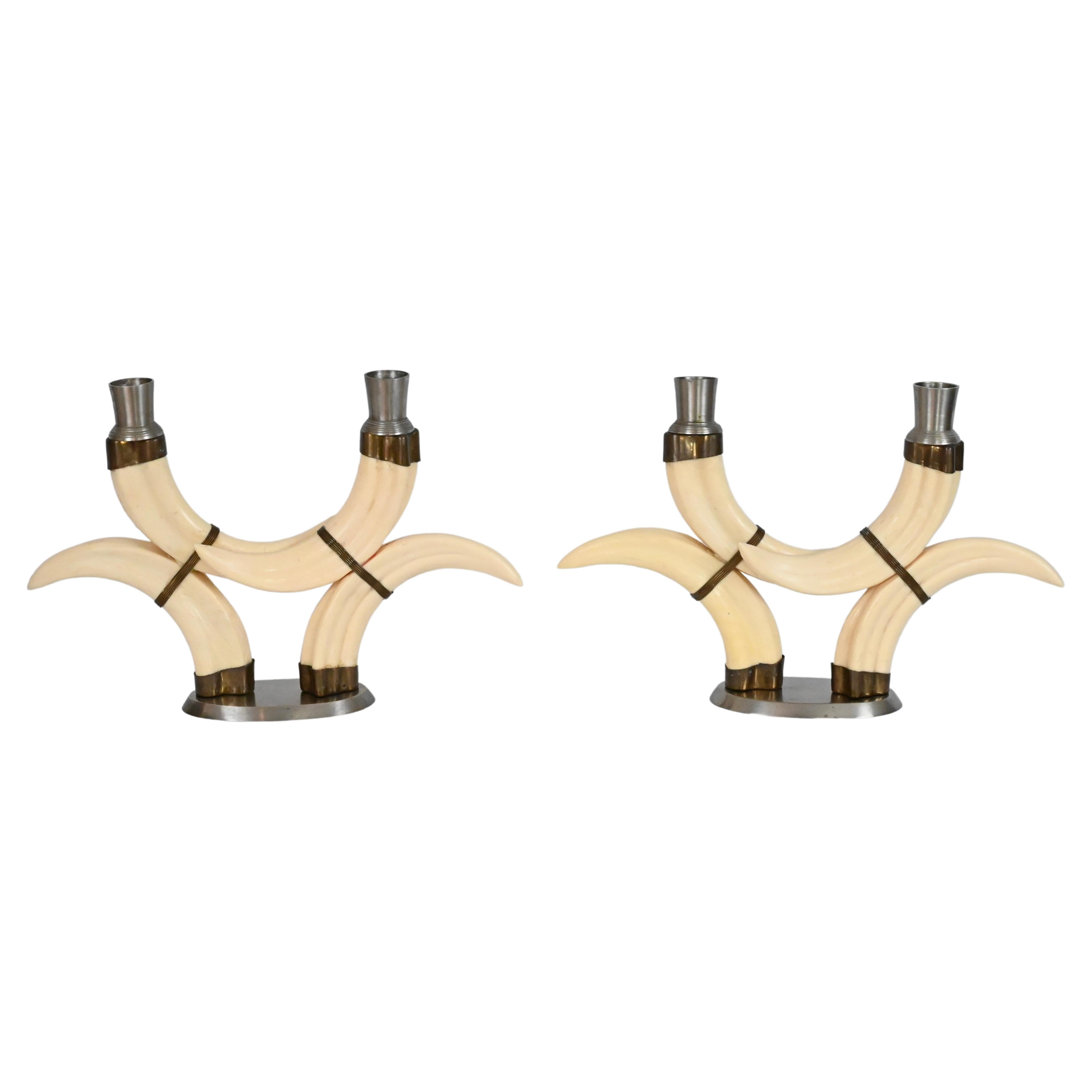 Pareja de Candeleros de cuerno de imitación beige montados en níquel en venta