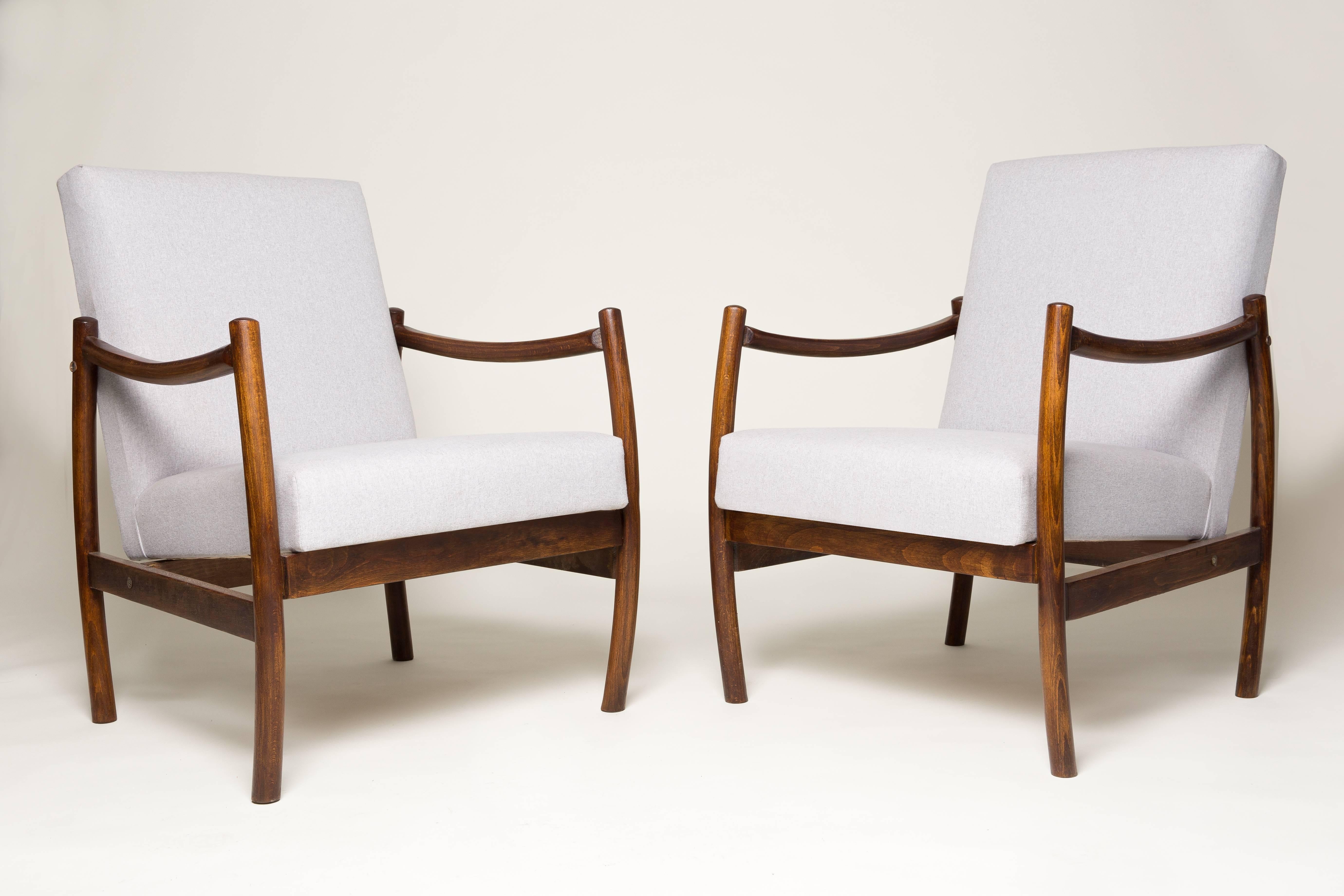 In den 1960er Jahren von den Möbelfabriken Radom hergestellte Sessel. Sehr bequemer Sitz mit hochwertigem Stoffbezug. Die Sessel sind vollständig getischlert und gepolstert. Wir können andere Farbversionen von Stoffen vorbereiten.