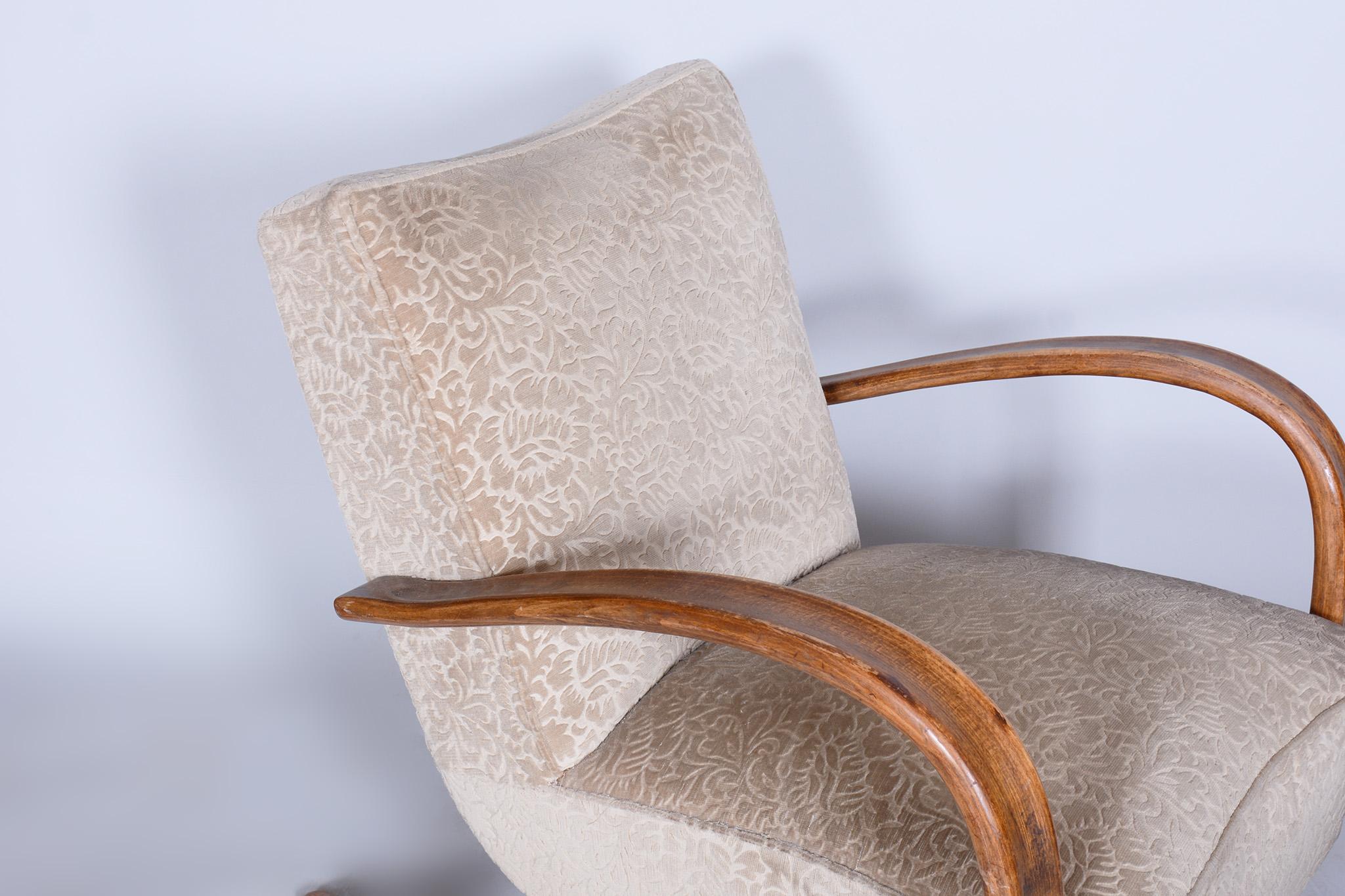 Pair of Beige H-269 Armchairs Designed by Jindrich Halabala for UP Zavody, 1930s In Good Condition For Sale In Horomerice, CZ
