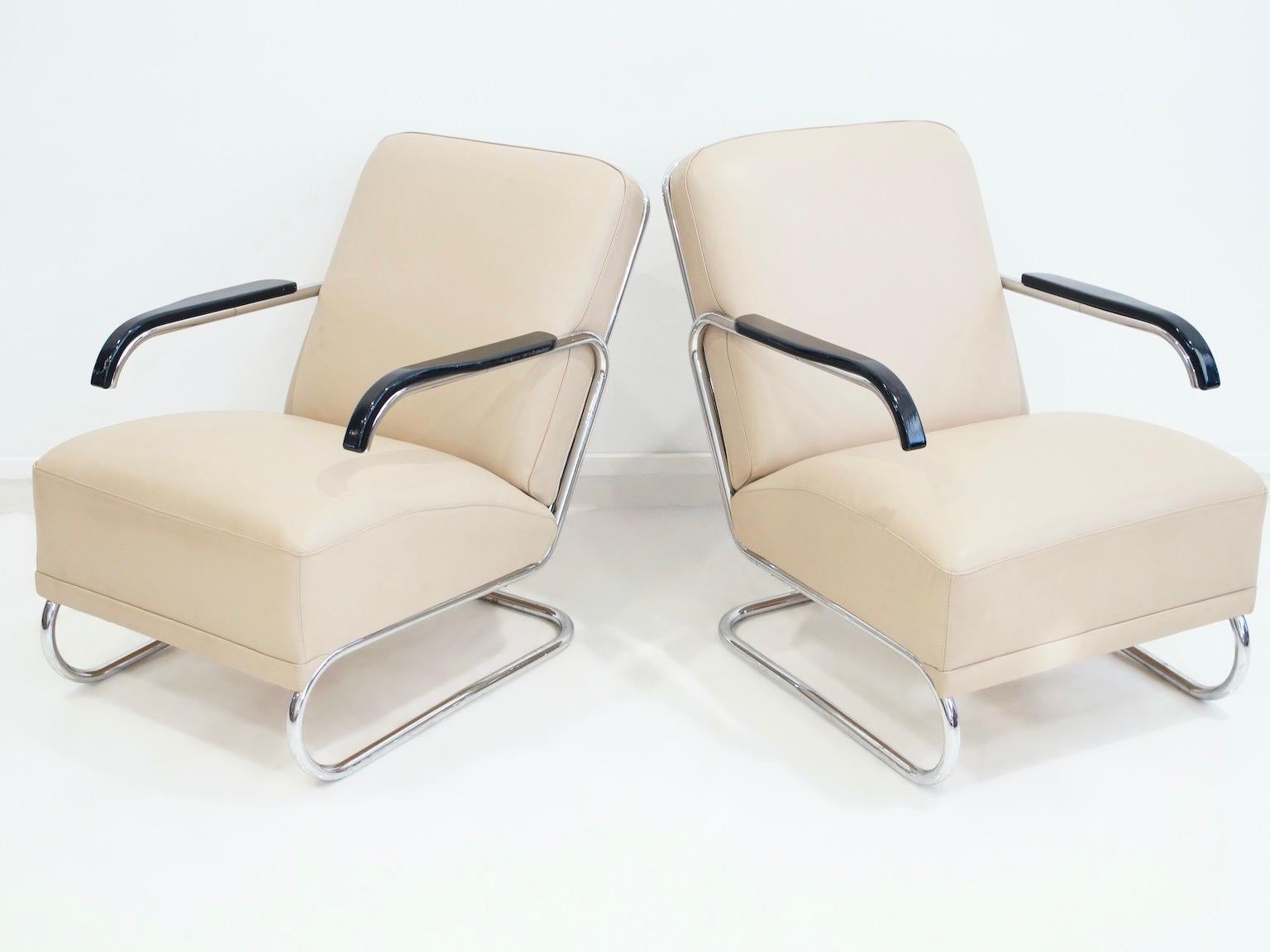 Pareja de tumbonas de cuero beige y acero tubular Moderno en venta