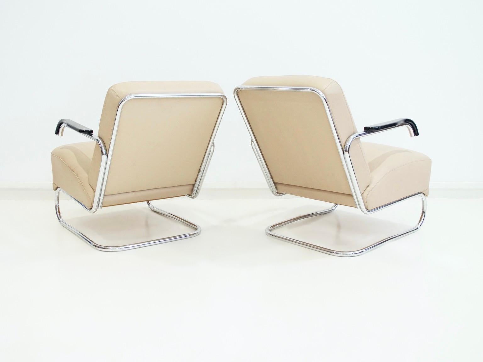 Pareja de tumbonas de cuero beige y acero tubular Lacado en venta
