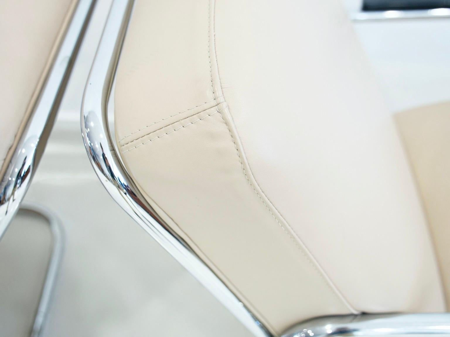 Pareja de tumbonas de cuero beige y acero tubular en Bueno estado para la venta en Madrid, ES