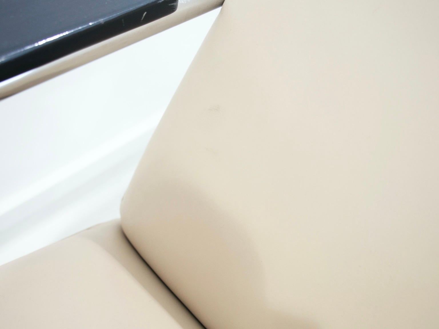 Pareja de tumbonas de cuero beige y acero tubular Acero en venta