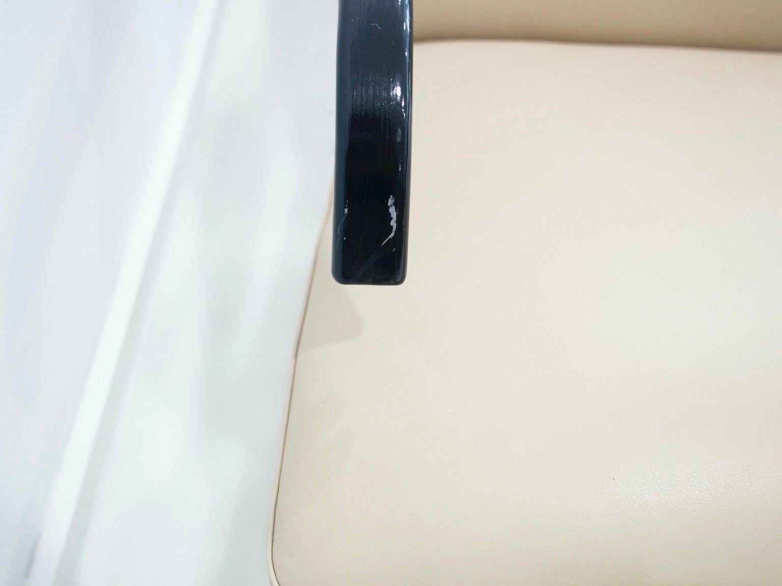 Pareja de tumbonas de cuero beige y acero tubular en venta 1