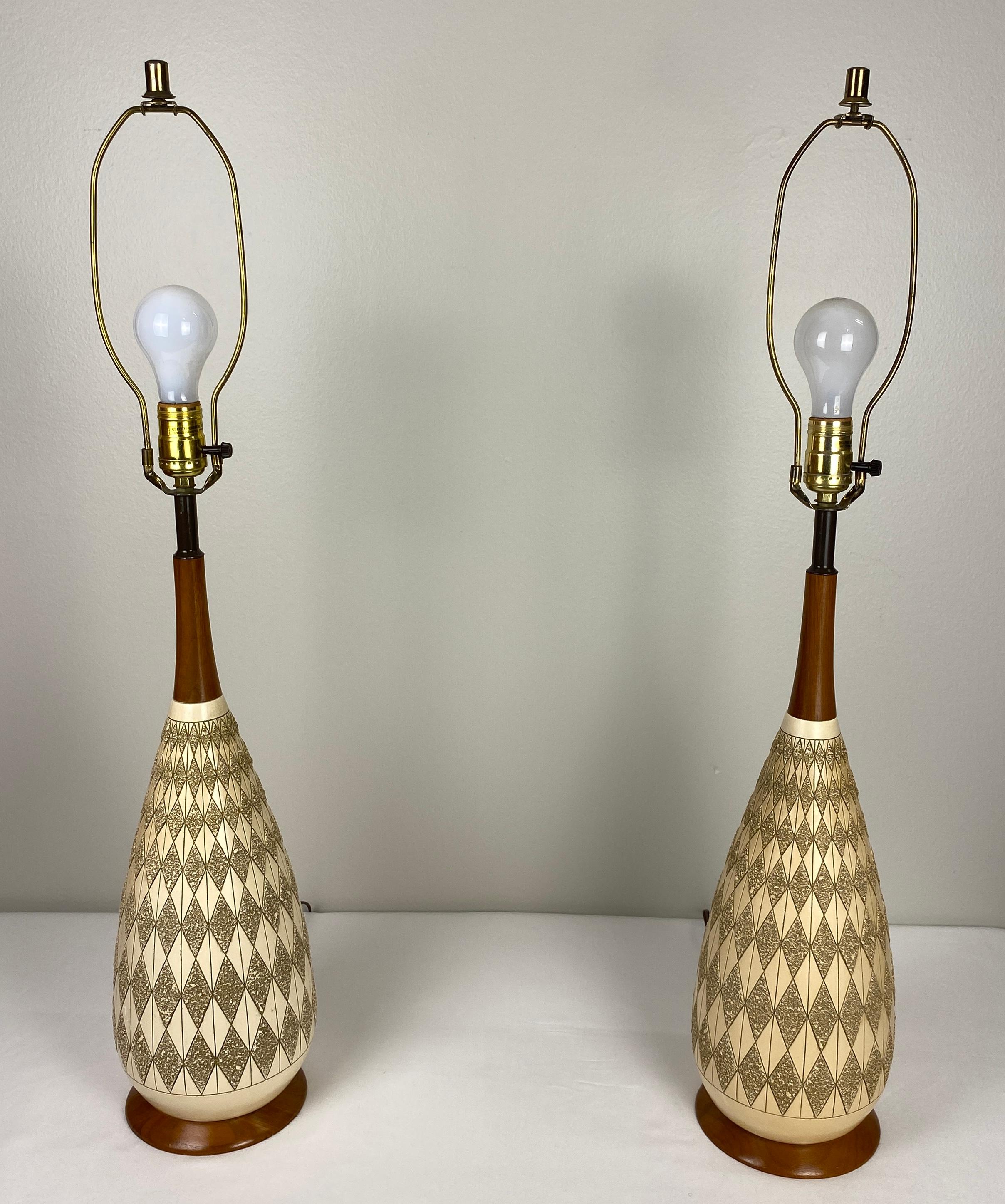 Pair of Beige Mid-Century Table Lamps by Quartite Creative Corp. For Sale 1