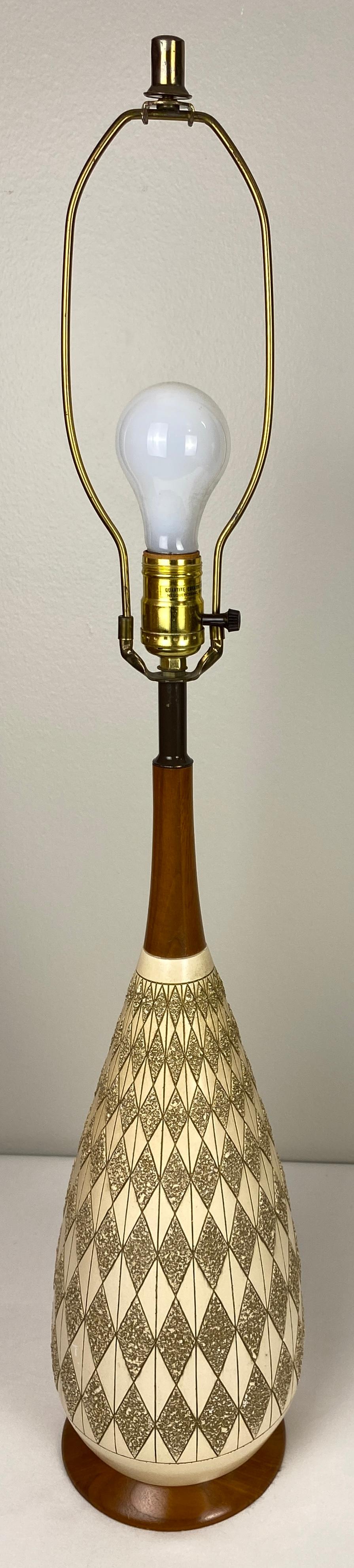 Paire de lampes de bureau Mid-Century beige de Quartite Creative Corp. en vente 5