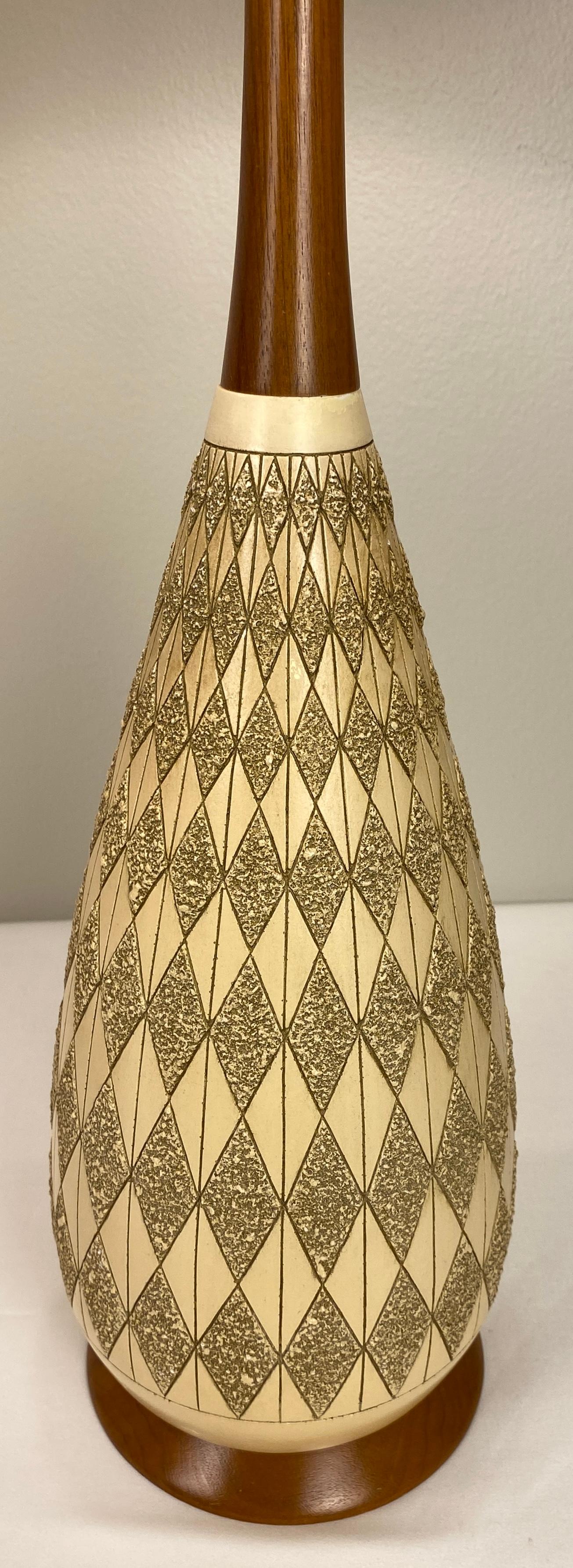 20ième siècle Paire de lampes de bureau Mid-Century beige de Quartite Creative Corp. en vente