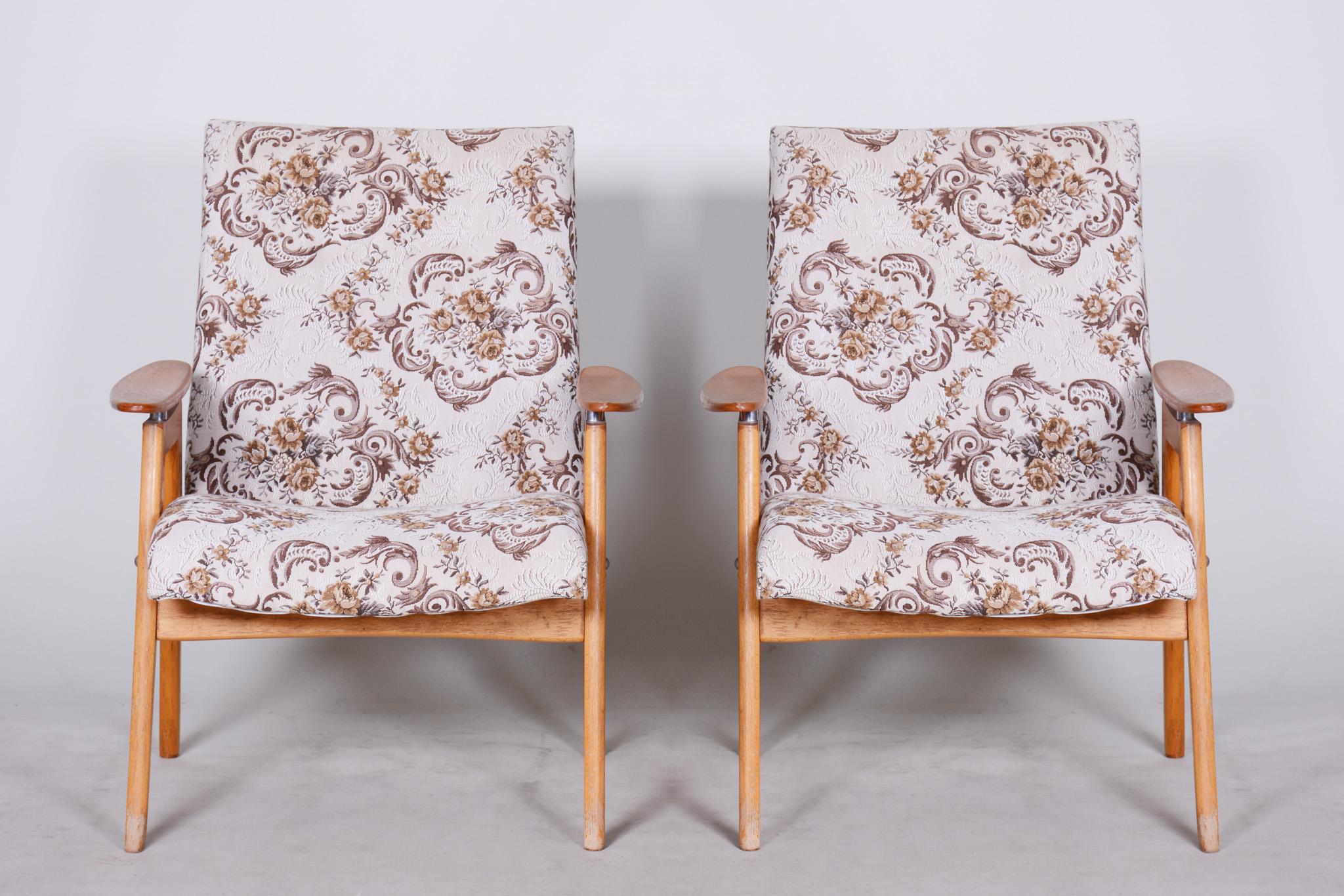 Pair of midcentury armchairs.
Original preserved condition
Source: Czechia
Material: Beech
Period: 1950-1959.