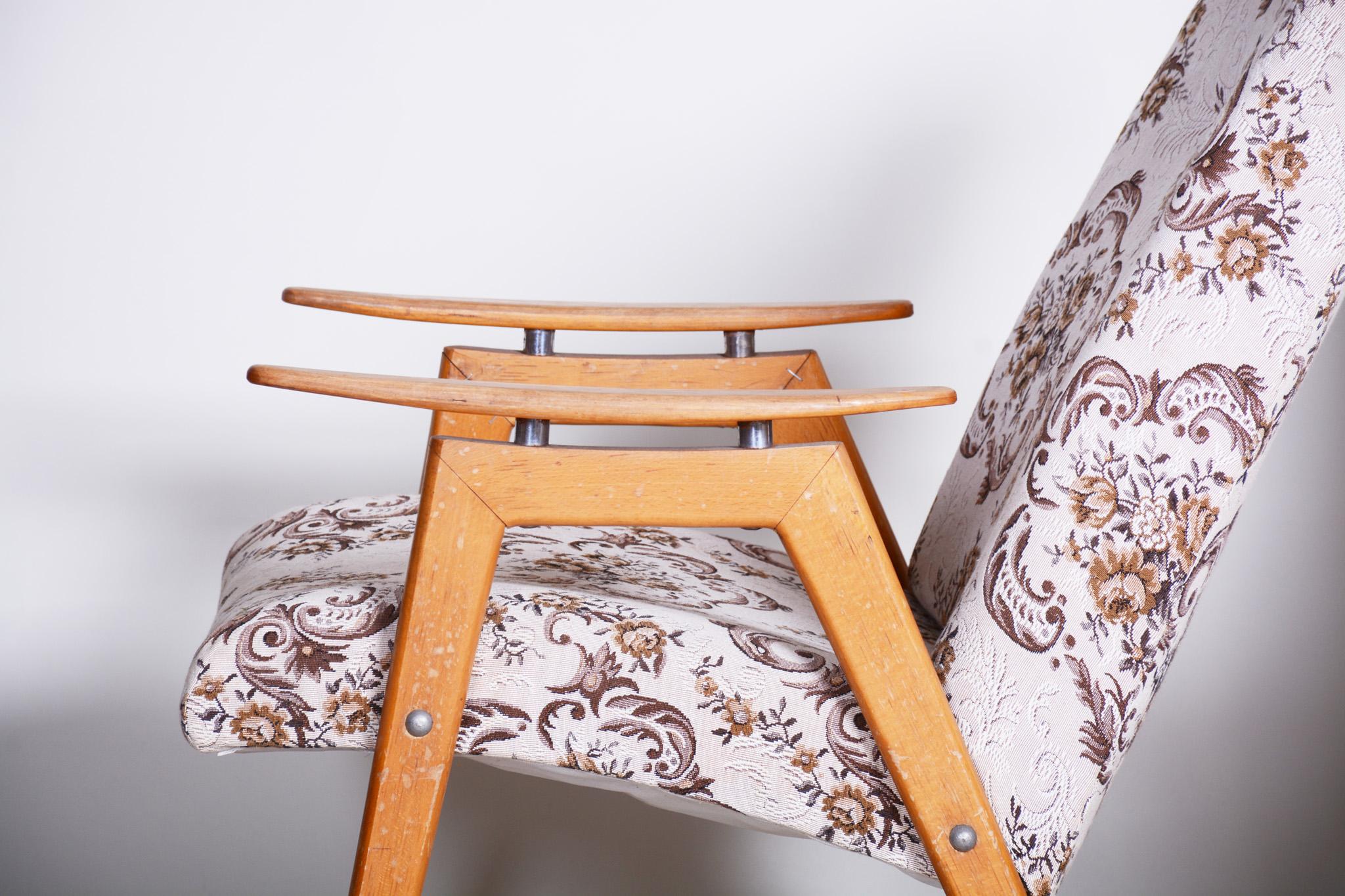 Paire de fauteuils beiges du milieu du siècle dernier, fabriqués en Tchèque, années 1950, état d'origine Bon état - En vente à Horomerice, CZ