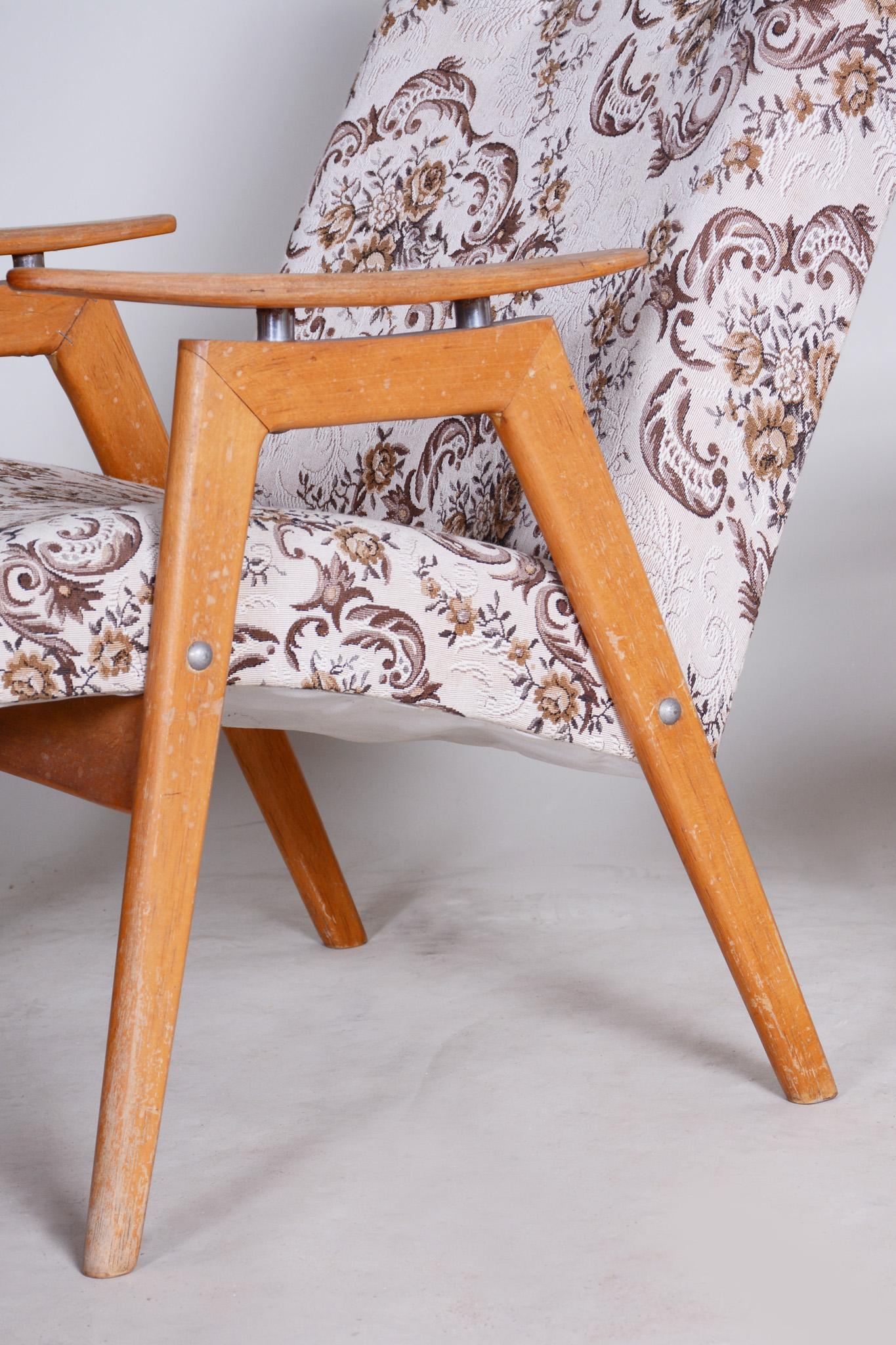 Tissu Paire de fauteuils beiges du milieu du siècle dernier, fabriqués en Tchèque, années 1950, état d'origine en vente