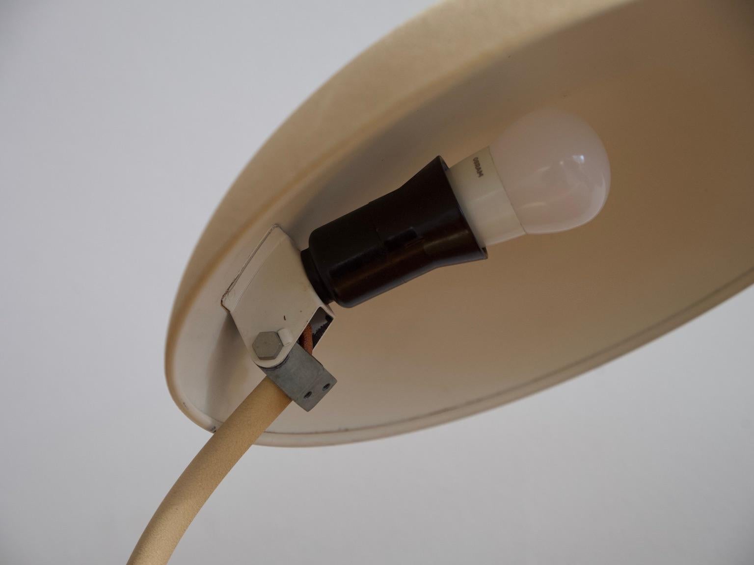 Paire de lampes de table en métal peint beige, années 1930 en vente 3