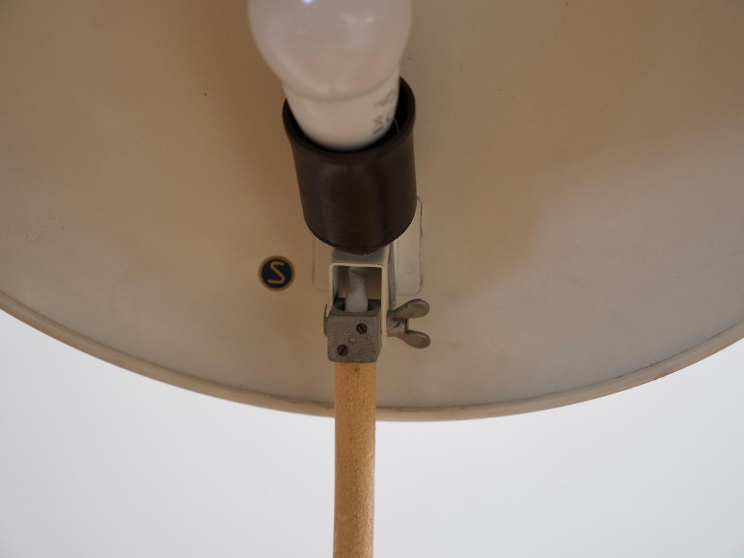 Paire de lampes de table en métal peint beige, années 1930 en vente 4