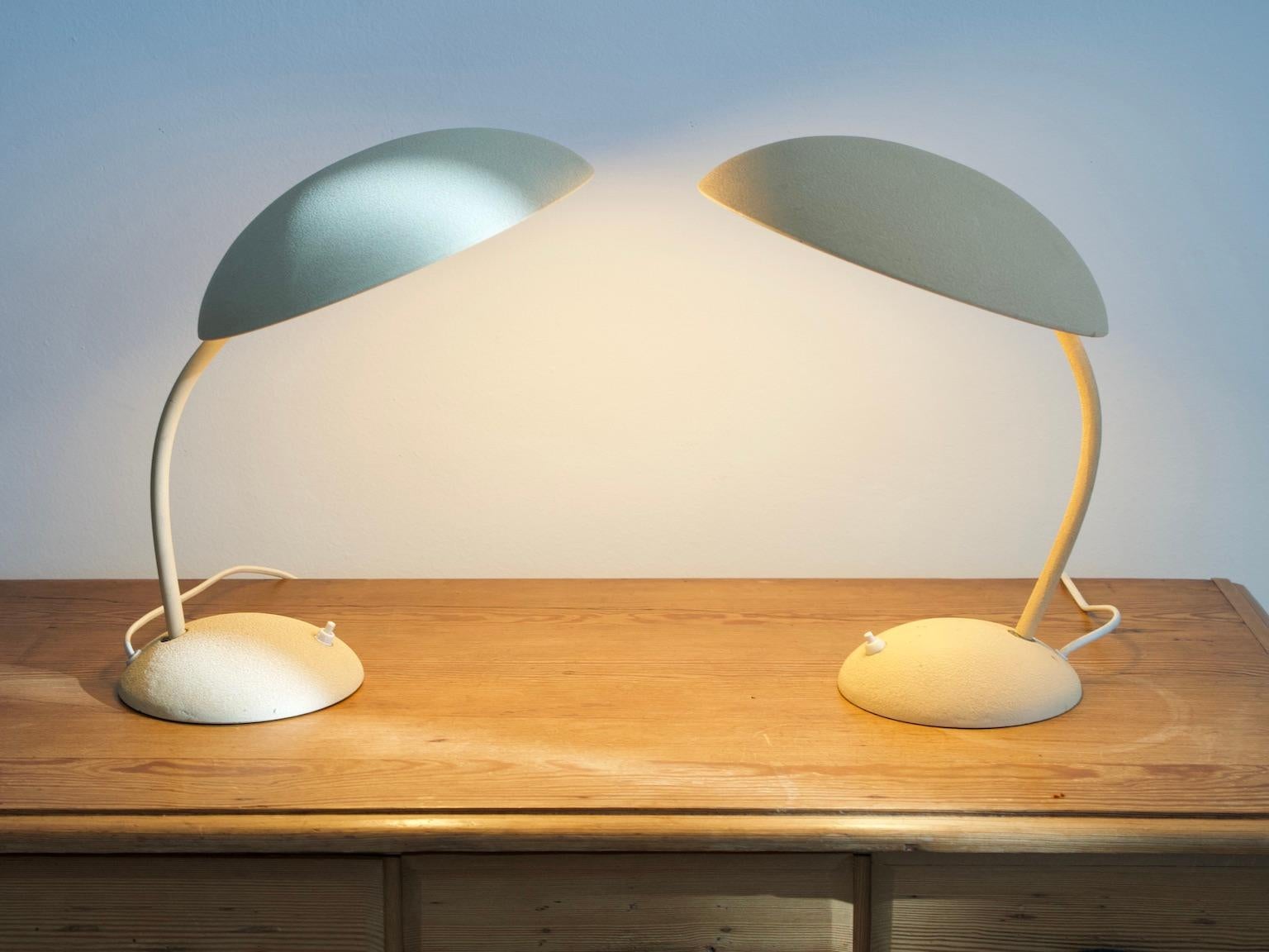 Paire de lampes de table en métal peint beige, années 1930 en vente 5
