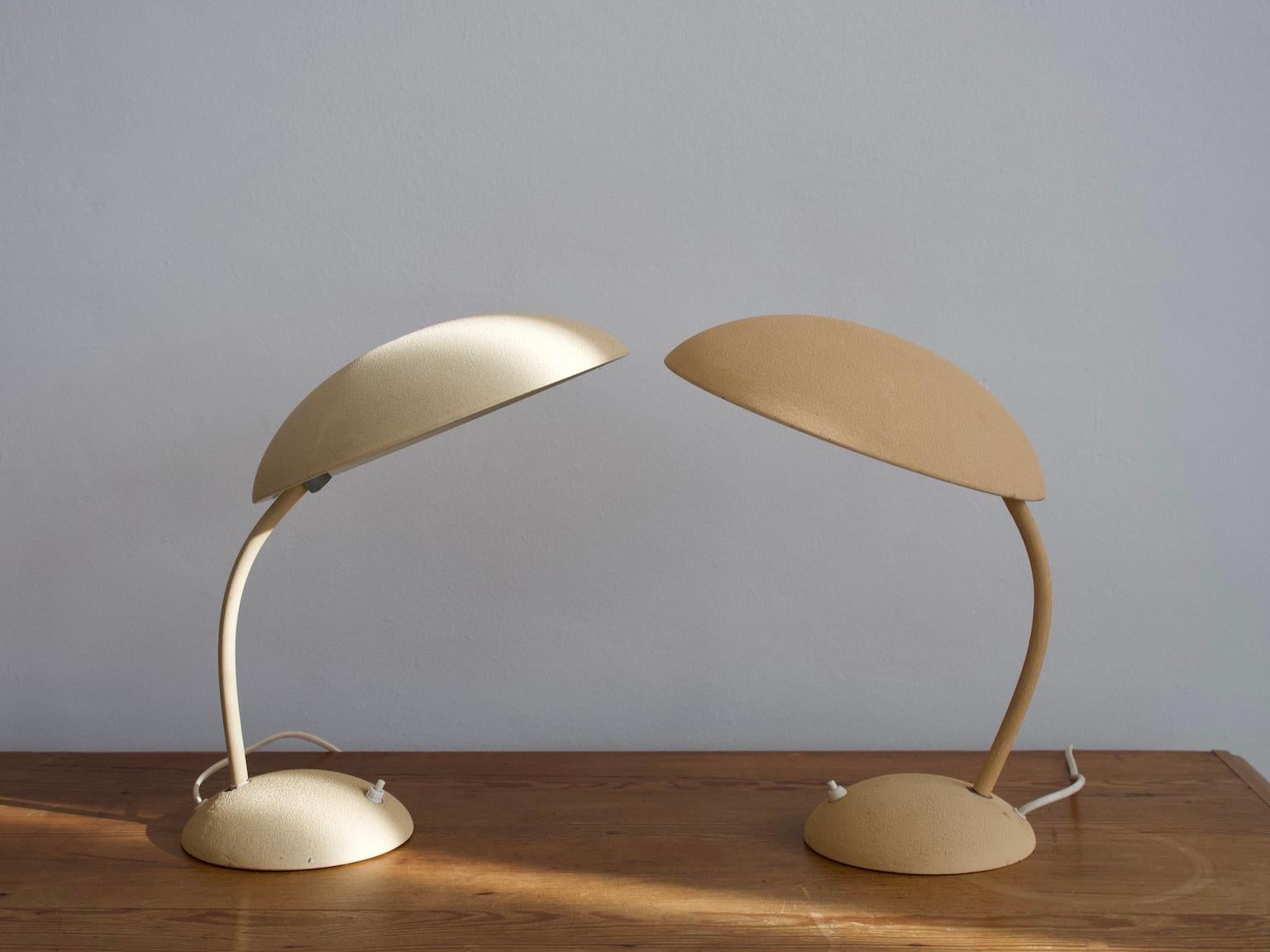 Paire de lampes de bureau d'environ 1930 d'un fabricant scandinave. En métal laqué beige, écran réglable. Prise européenne.
Veuillez noter que les lampes sont exactement de la même couleur, bien qu'elles apparaissent légèrement différentes sur les