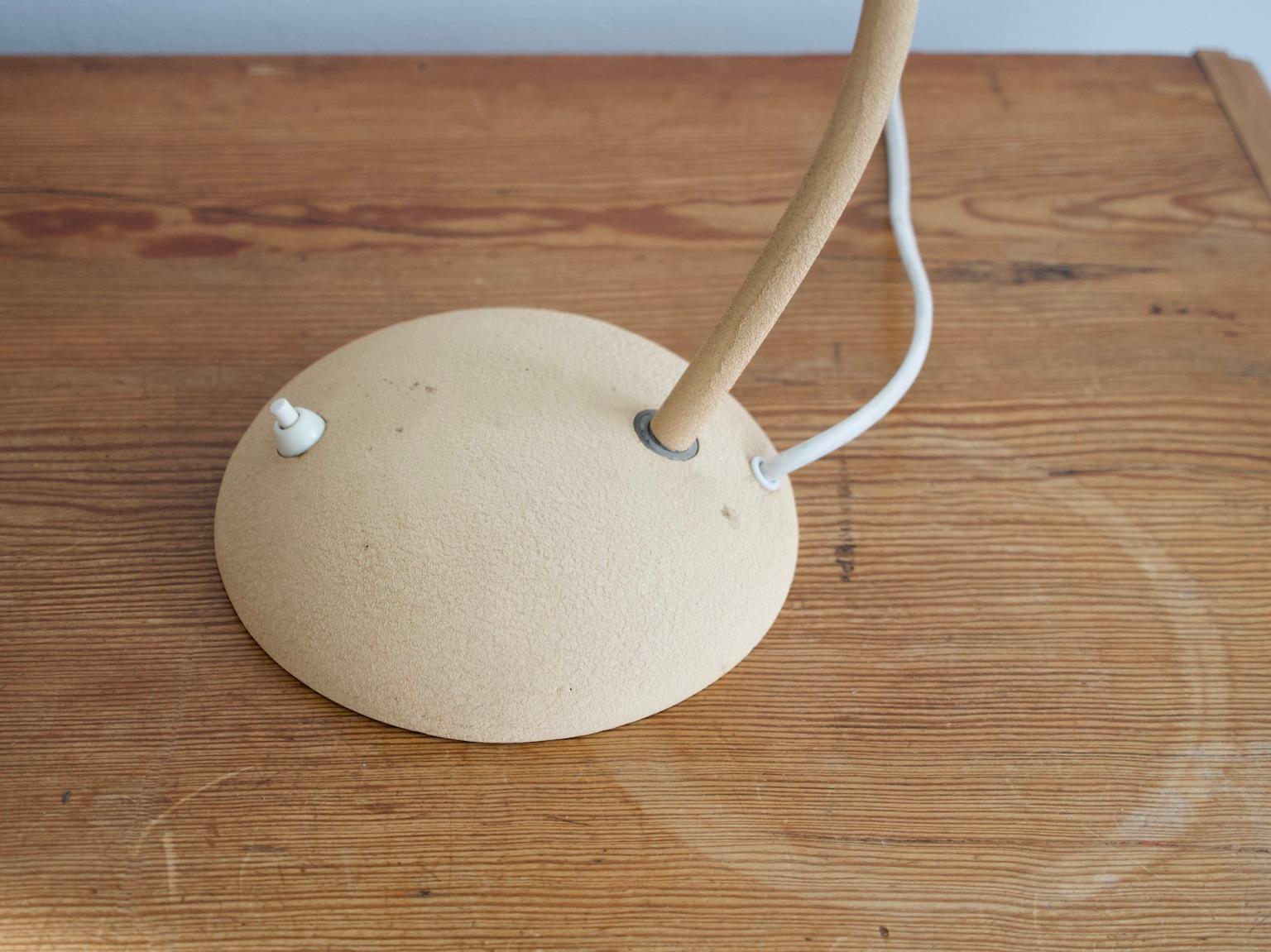 Suédois Paire de lampes de table en métal peint beige, années 1930 en vente