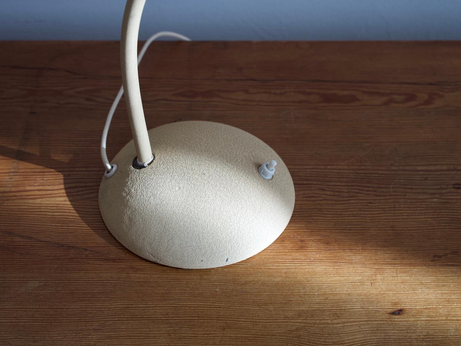 Paire de lampes de table en métal peint beige, années 1930 Bon état - En vente à Madrid, ES