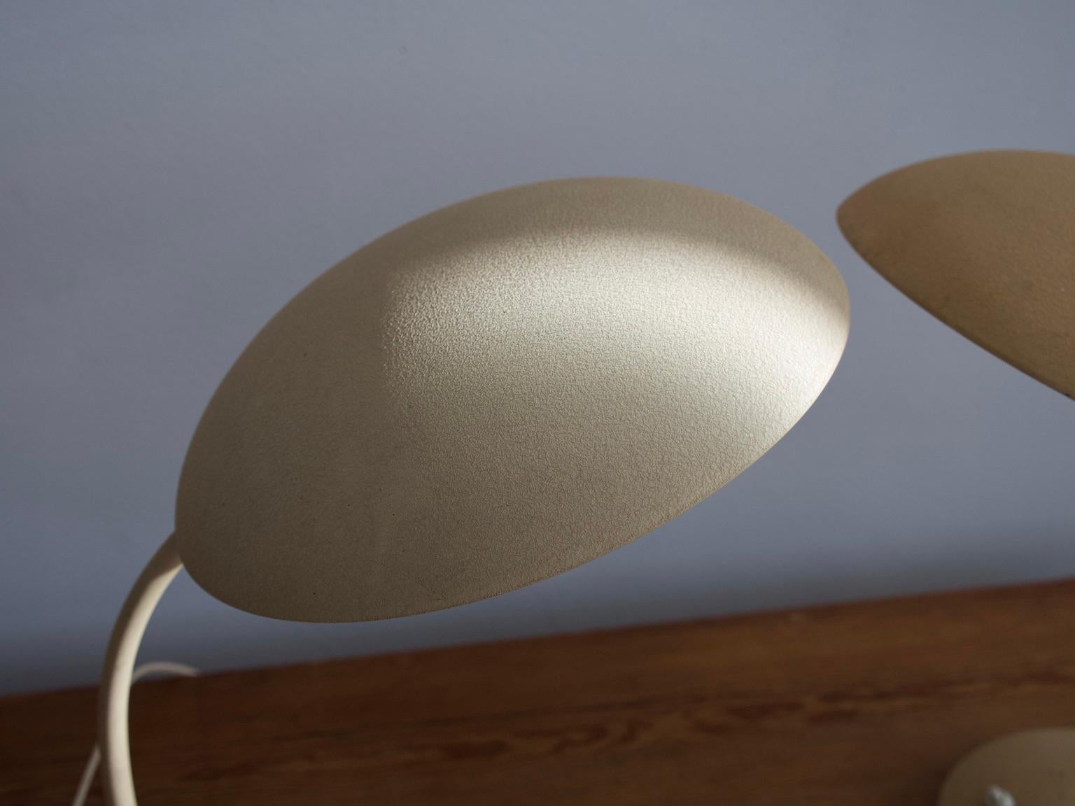 20ième siècle Paire de lampes de table en métal peint beige, années 1930 en vente