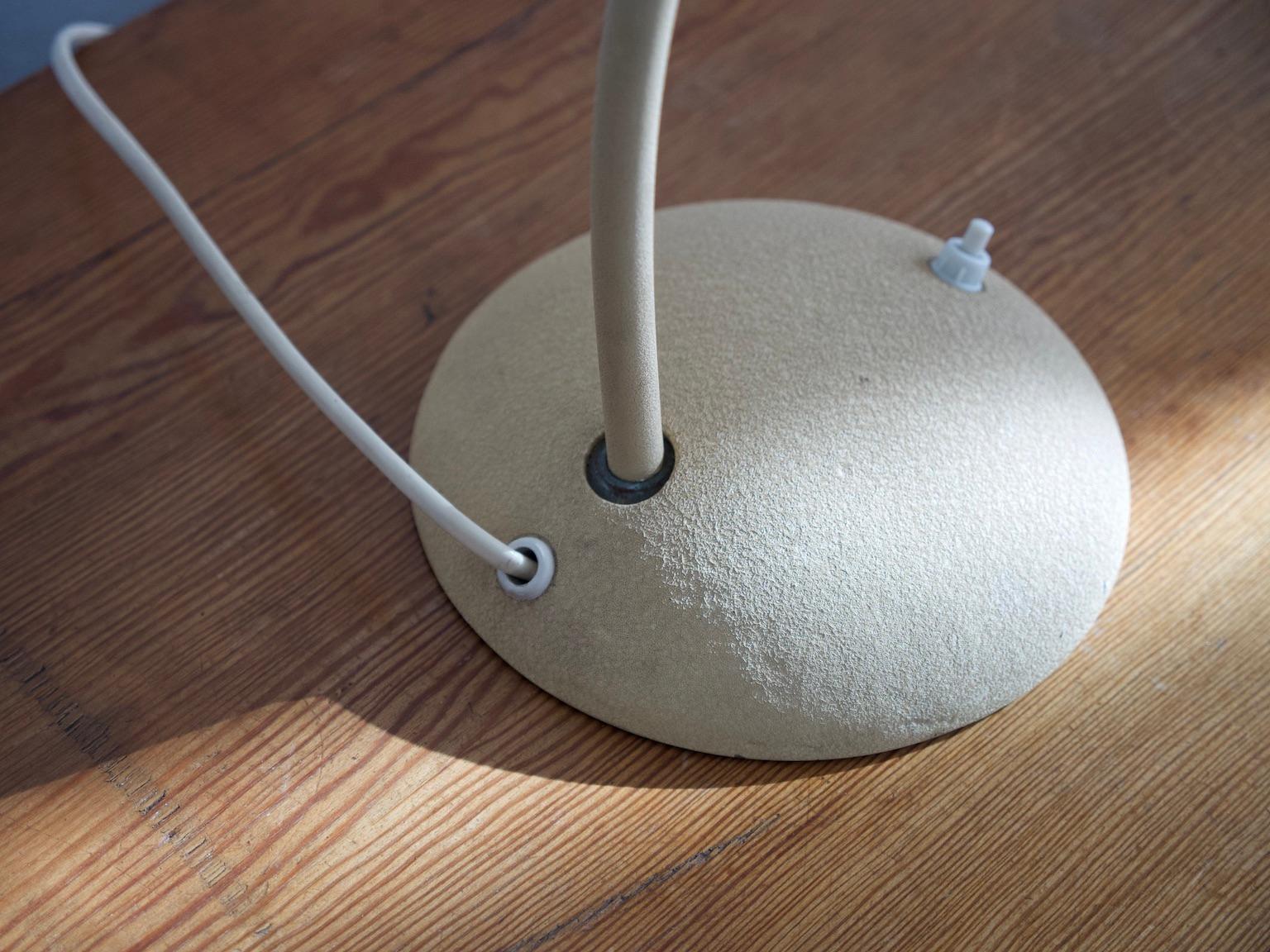 Métal Paire de lampes de table en métal peint beige, années 1930 en vente