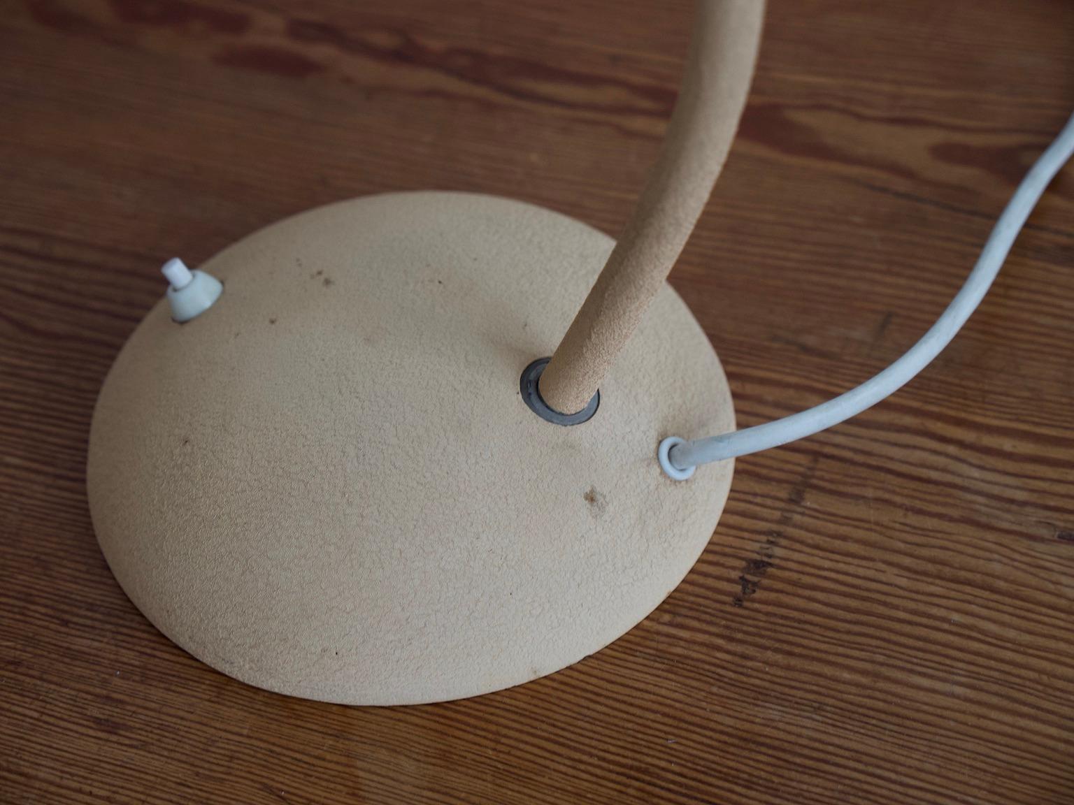 Paire de lampes de table en métal peint beige, années 1930 en vente 1