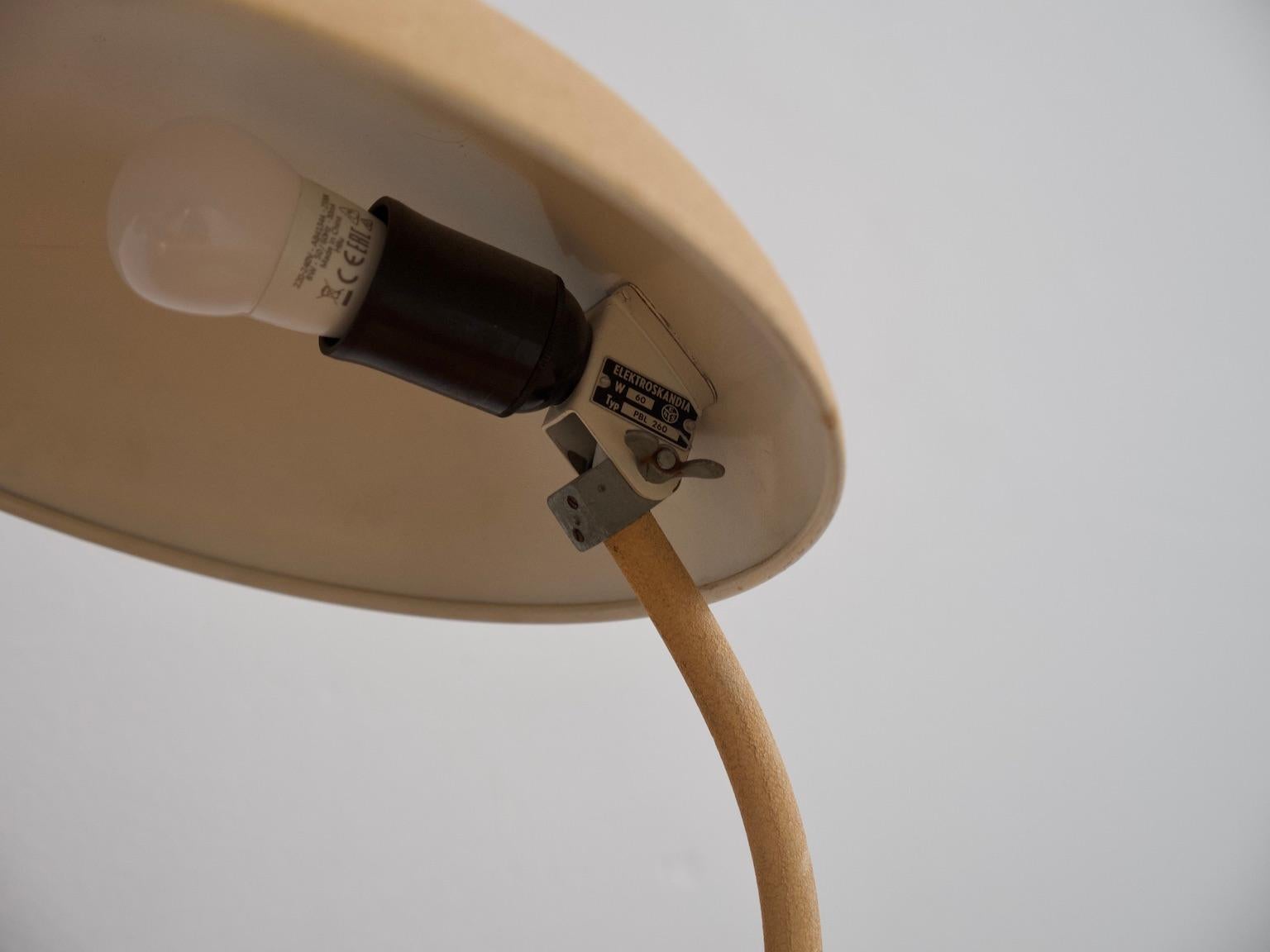 Paire de lampes de table en métal peint beige, années 1930 en vente 2