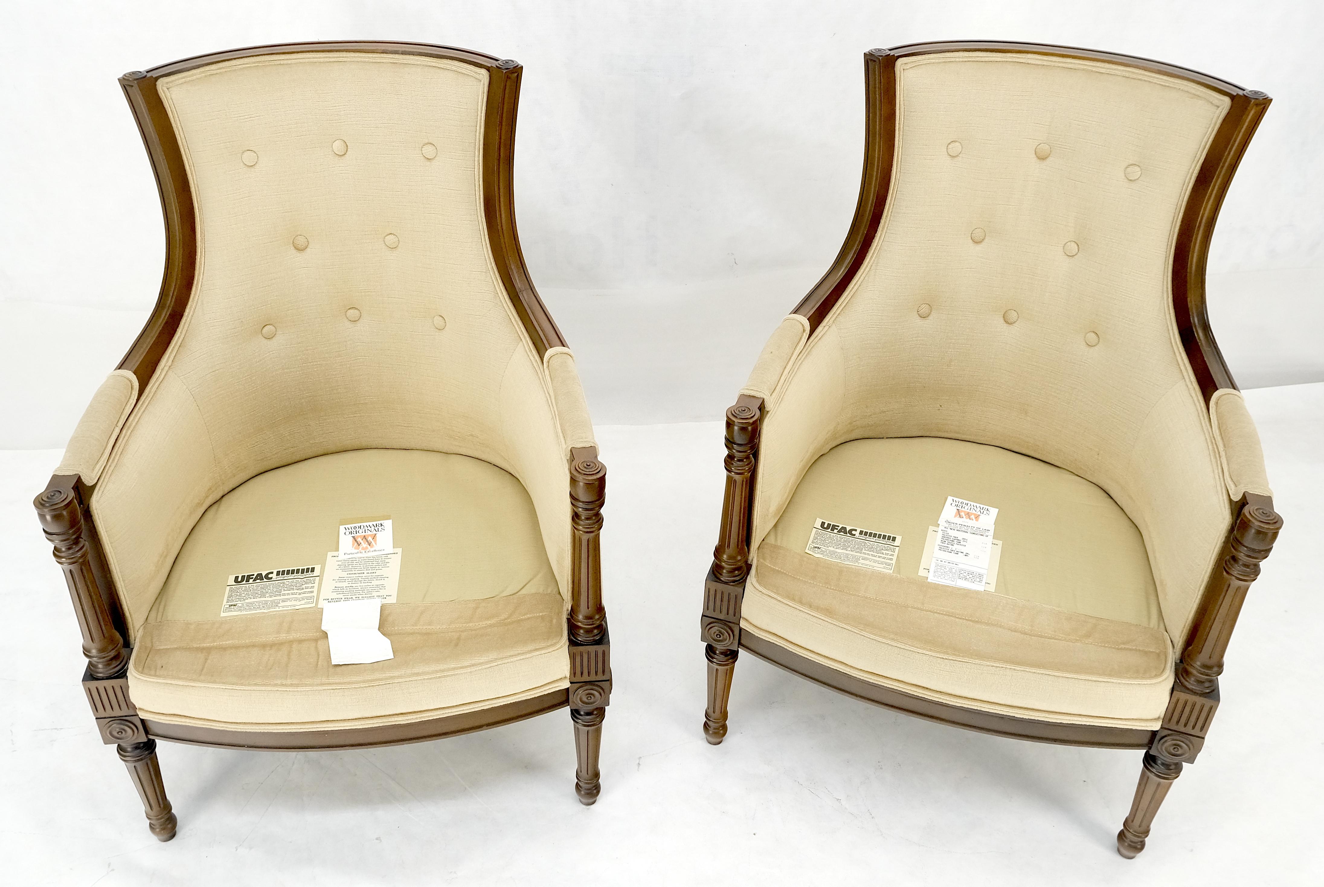 Pareja de sillas neoclásicas de tapicería beige de renacimiento imperio con armazón de nogal tallado en venta 3