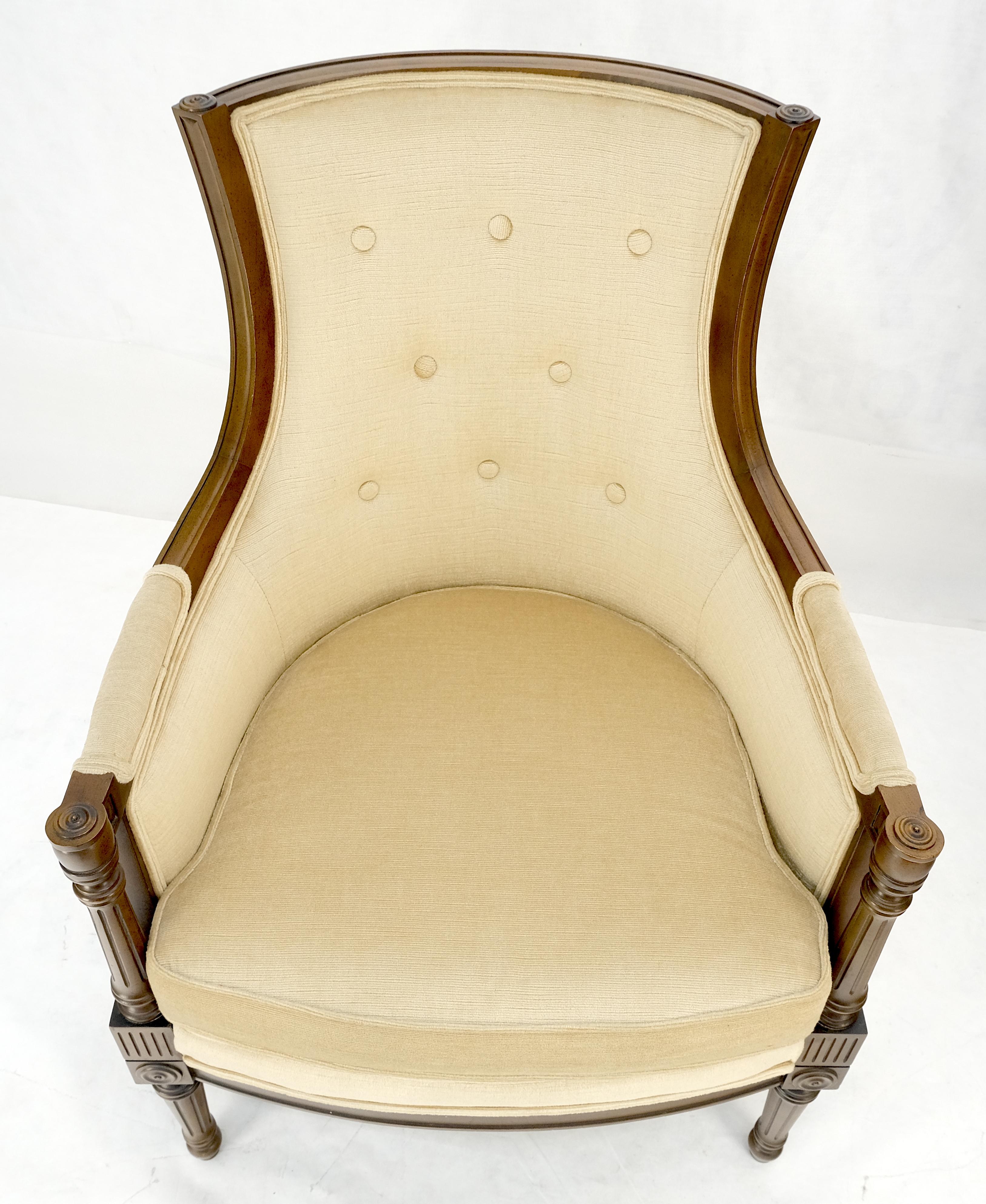Pareja de sillas neoclásicas de tapicería beige de renacimiento imperio con armazón de nogal tallado en venta 8