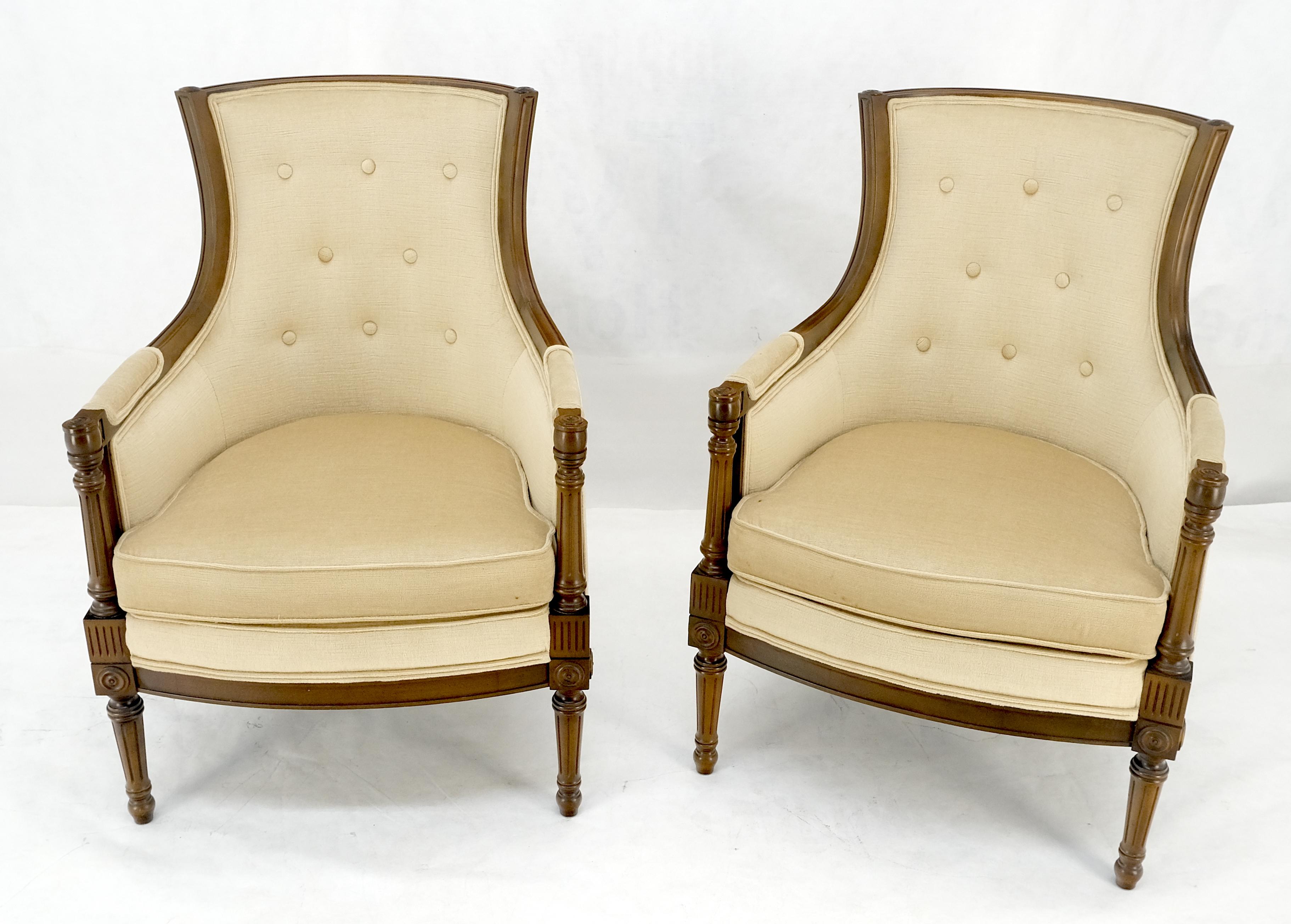 Pareja de sillas neoclásicas de tapicería beige de renacimiento imperio con armazón de nogal tallado Moderno de mediados de siglo en venta