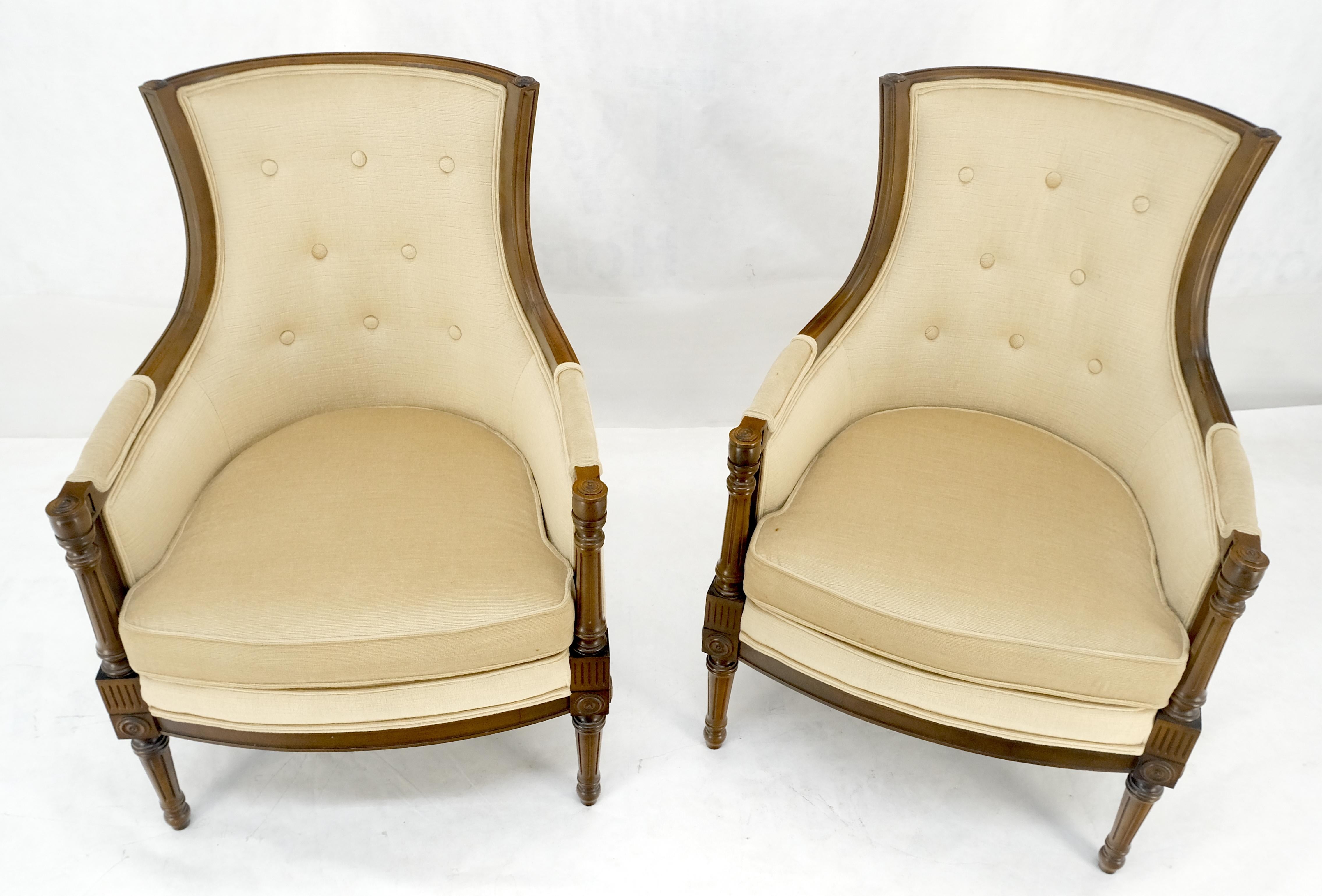 Pareja de sillas neoclásicas de tapicería beige de renacimiento imperio con armazón de nogal tallado Estadounidense en venta