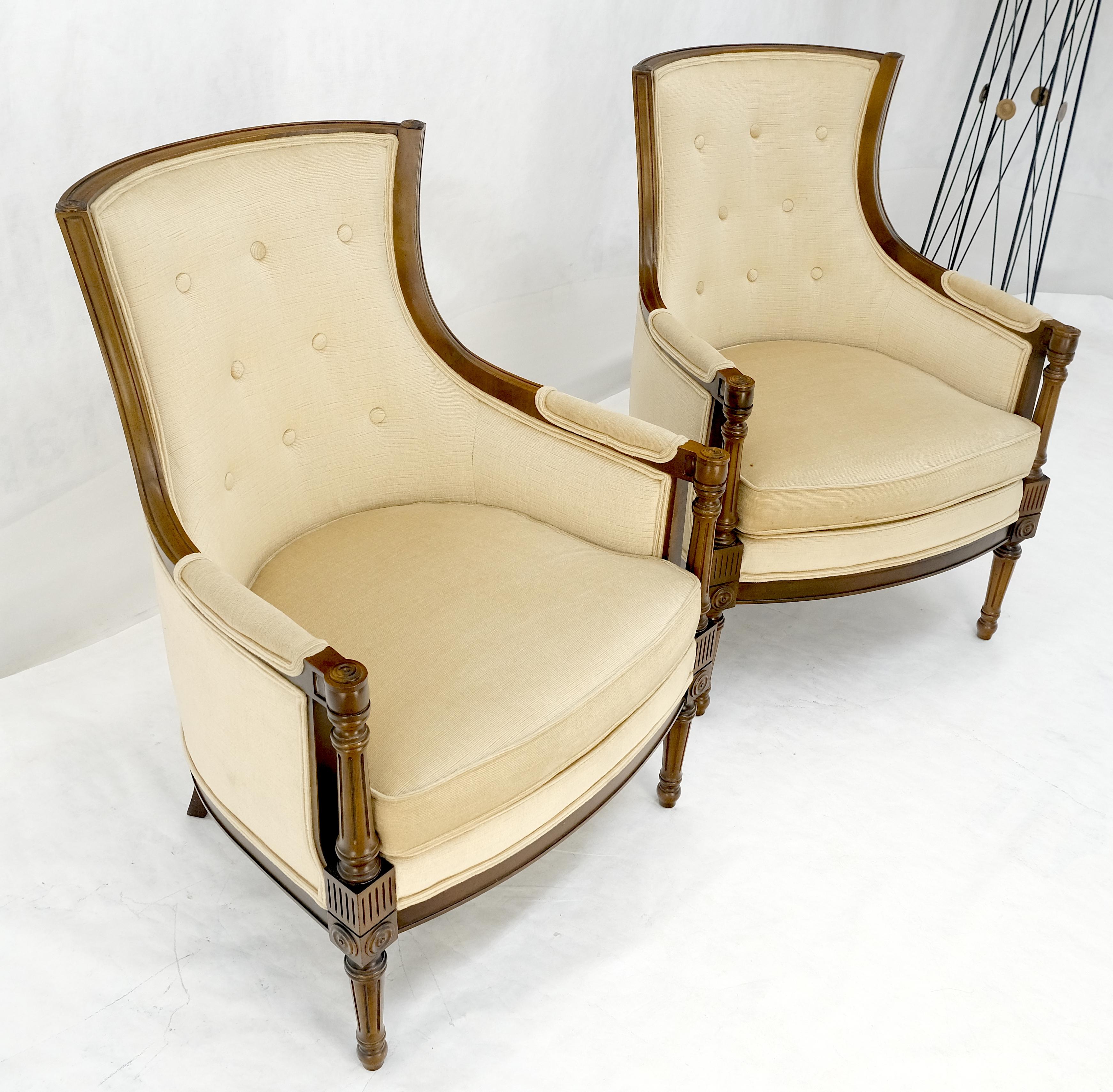Pareja de sillas neoclásicas de tapicería beige de renacimiento imperio con armazón de nogal tallado siglo XX en venta
