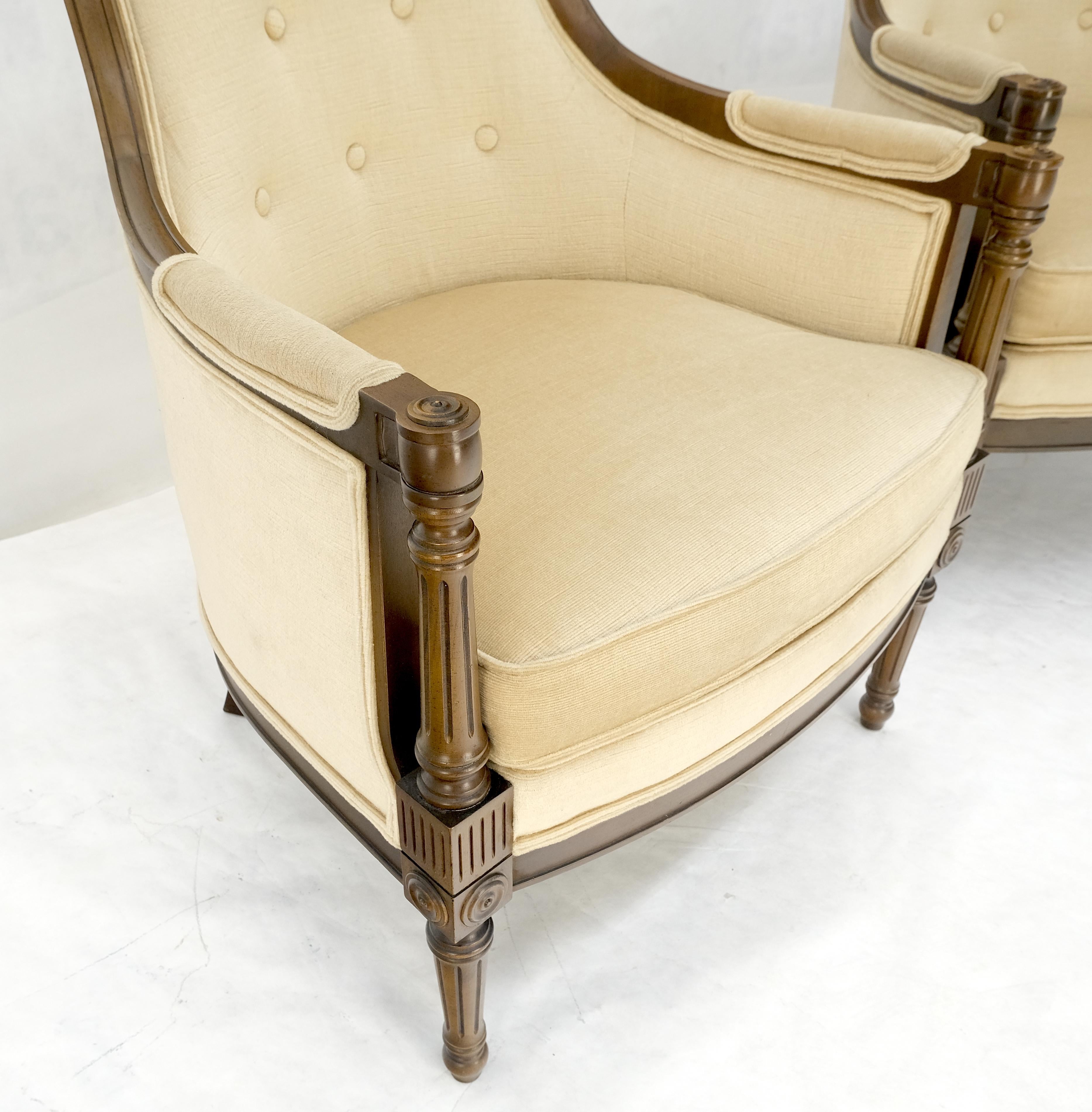 Pareja de sillas neoclásicas de tapicería beige de renacimiento imperio con armazón de nogal tallado Tapicería en venta