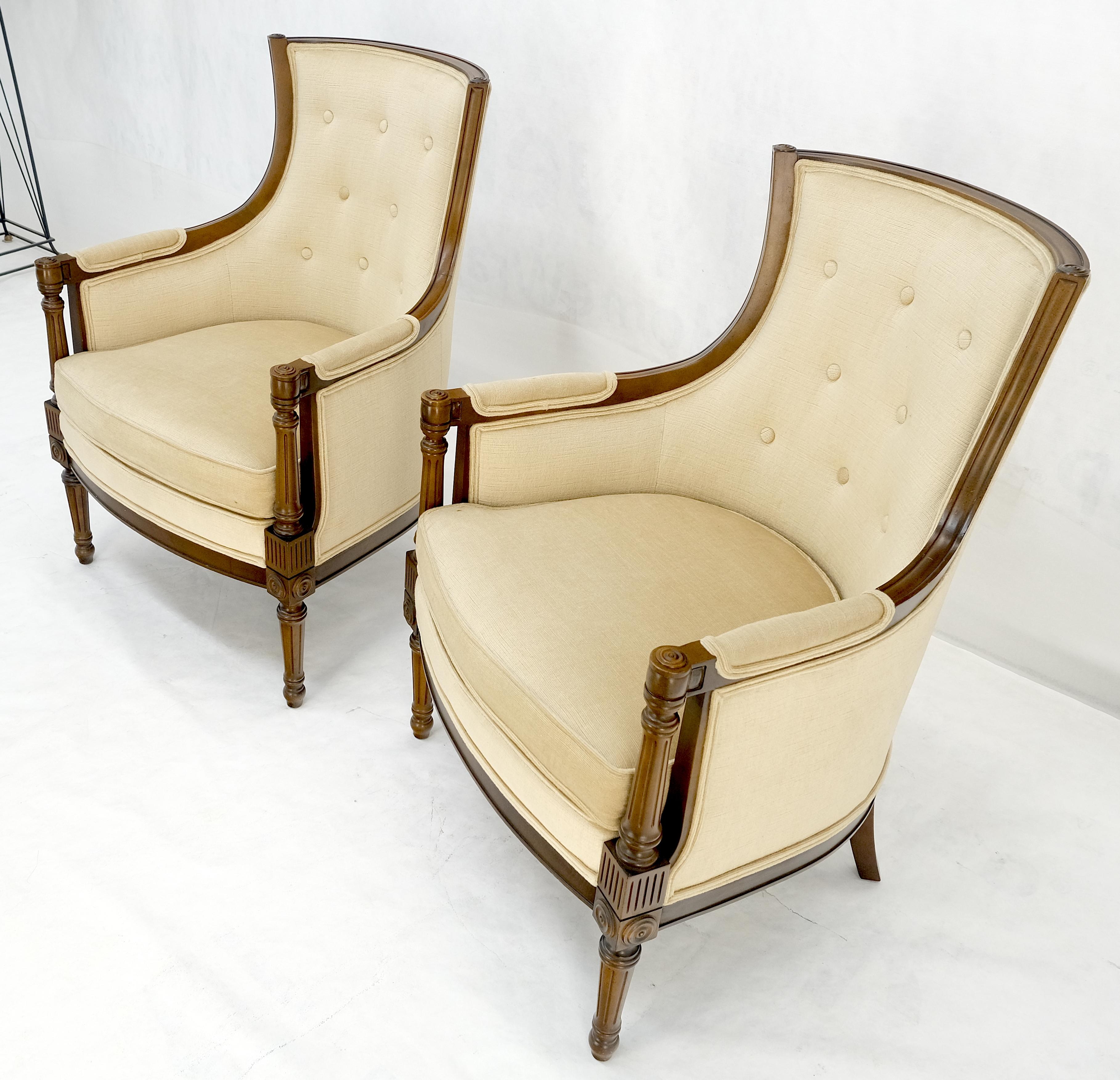 Pareja de sillas neoclásicas de tapicería beige de renacimiento imperio con armazón de nogal tallado en venta 1