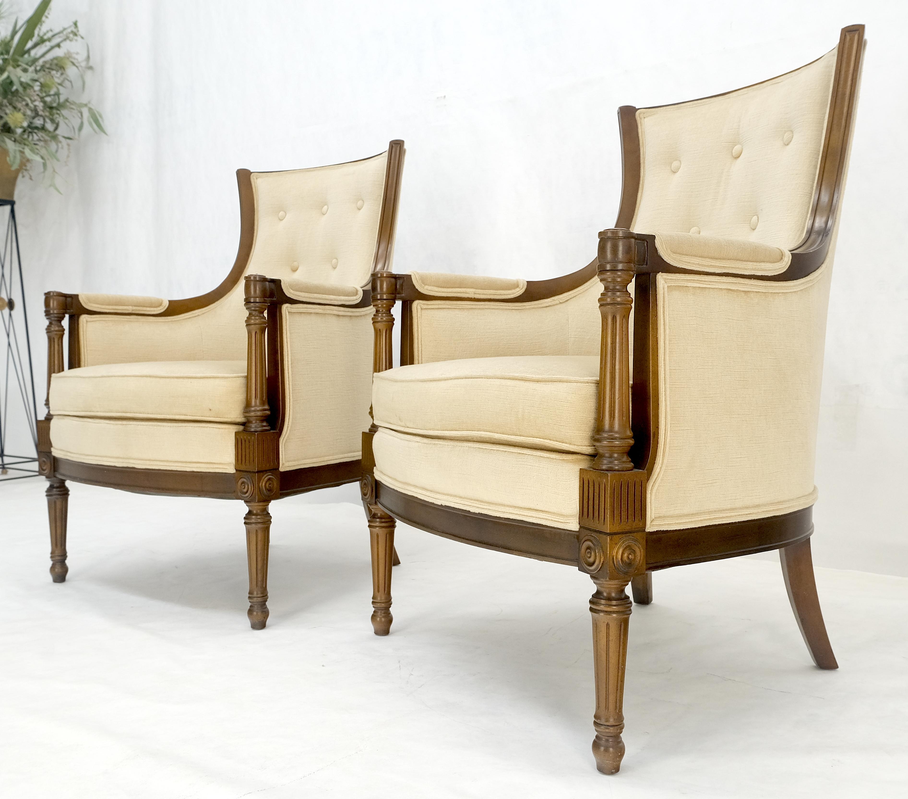 Pareja de sillas neoclásicas de tapicería beige de renacimiento imperio con armazón de nogal tallado en venta 2
