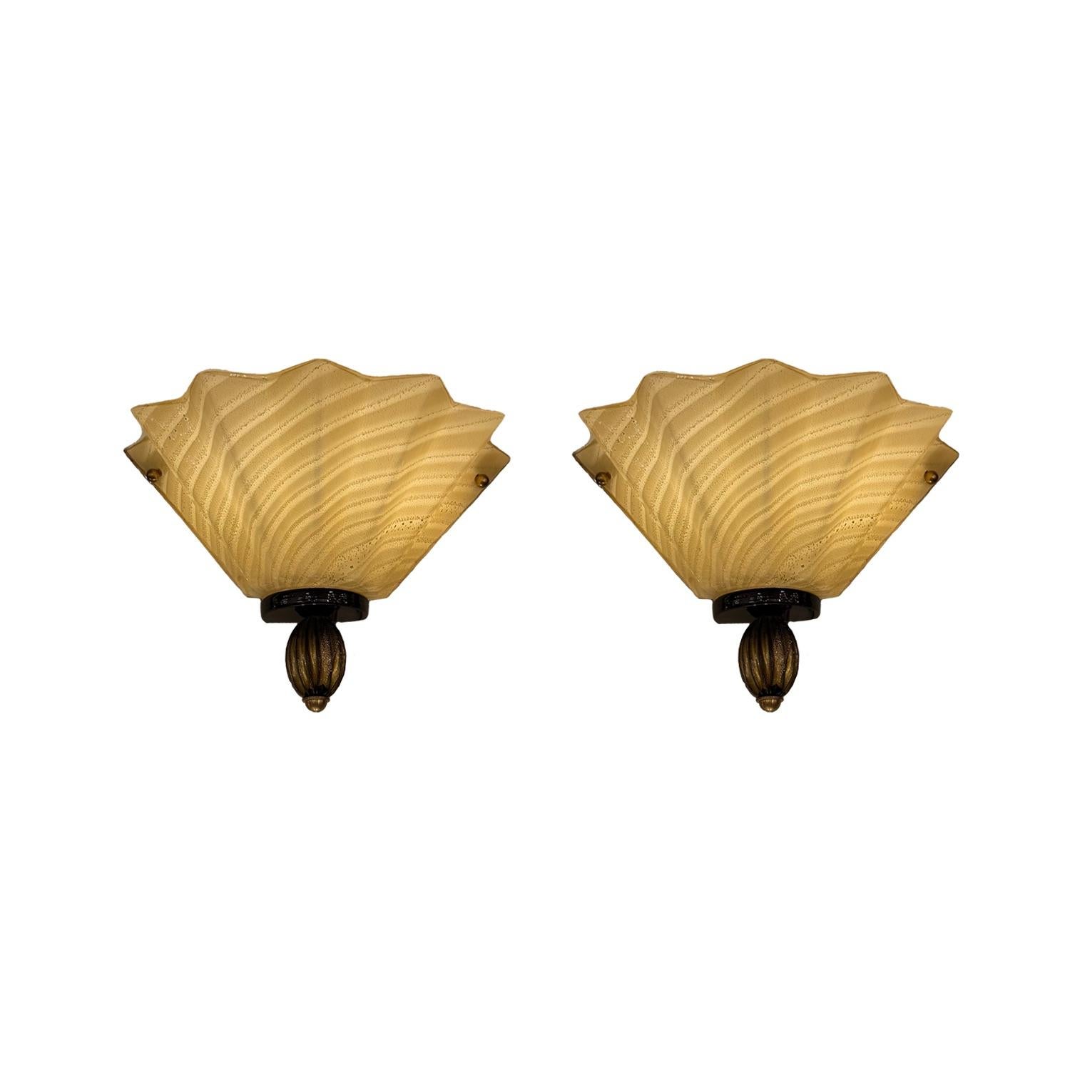 20th Century Pair of Beige Venetian Sconces For Sale
