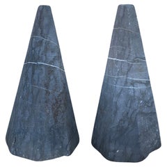 Paire de sculptures coniques belges en pierre bleue