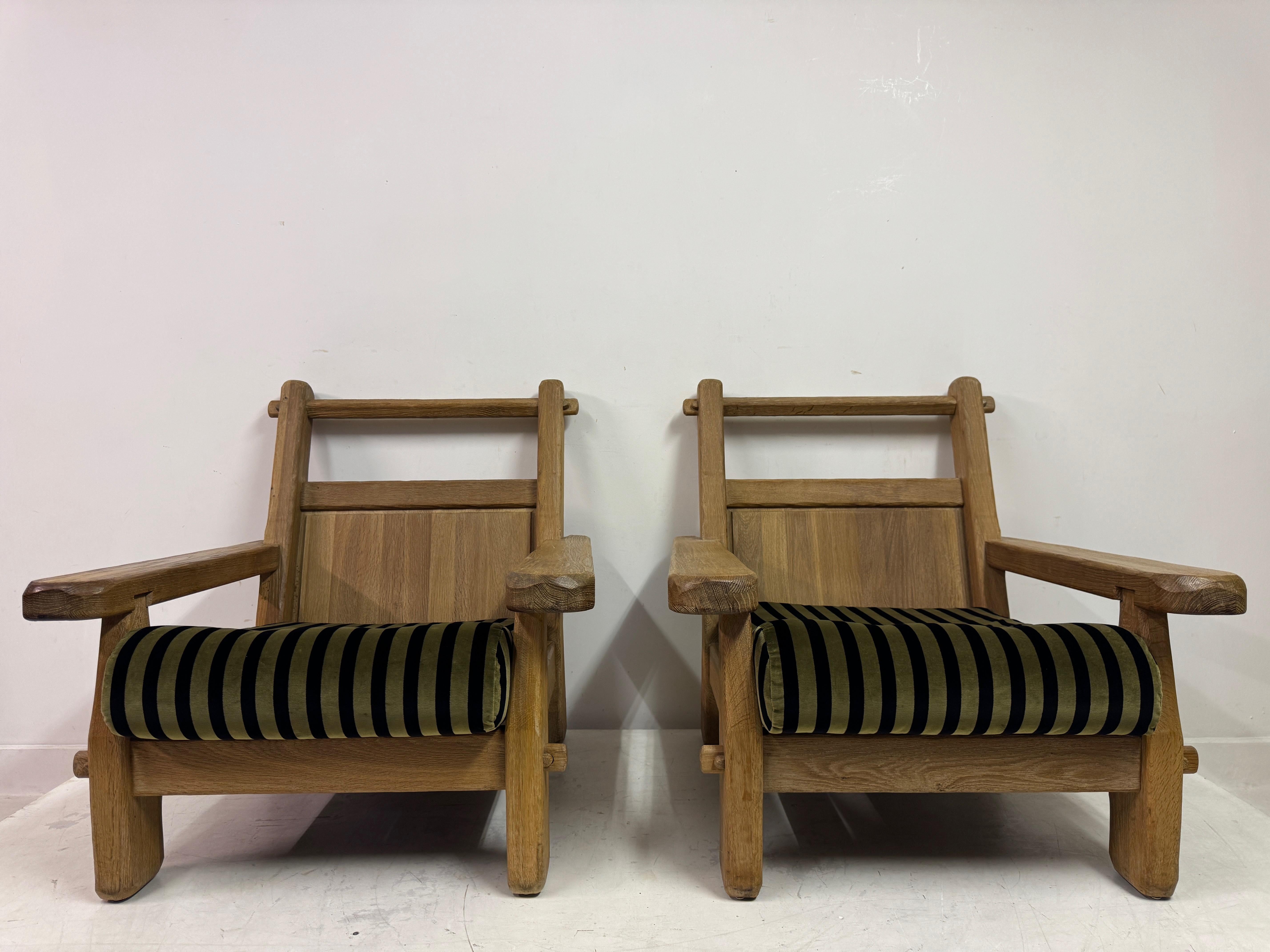 Paire de fauteuils en chêne belge brutalistes de De Puydt

Paire de fauteuils en chêne robustes et magnifiquement fabriqués par le designer belge De Puydt, datant des années 1960. Ces chaises illustrent une approche audacieuse et architecturale de