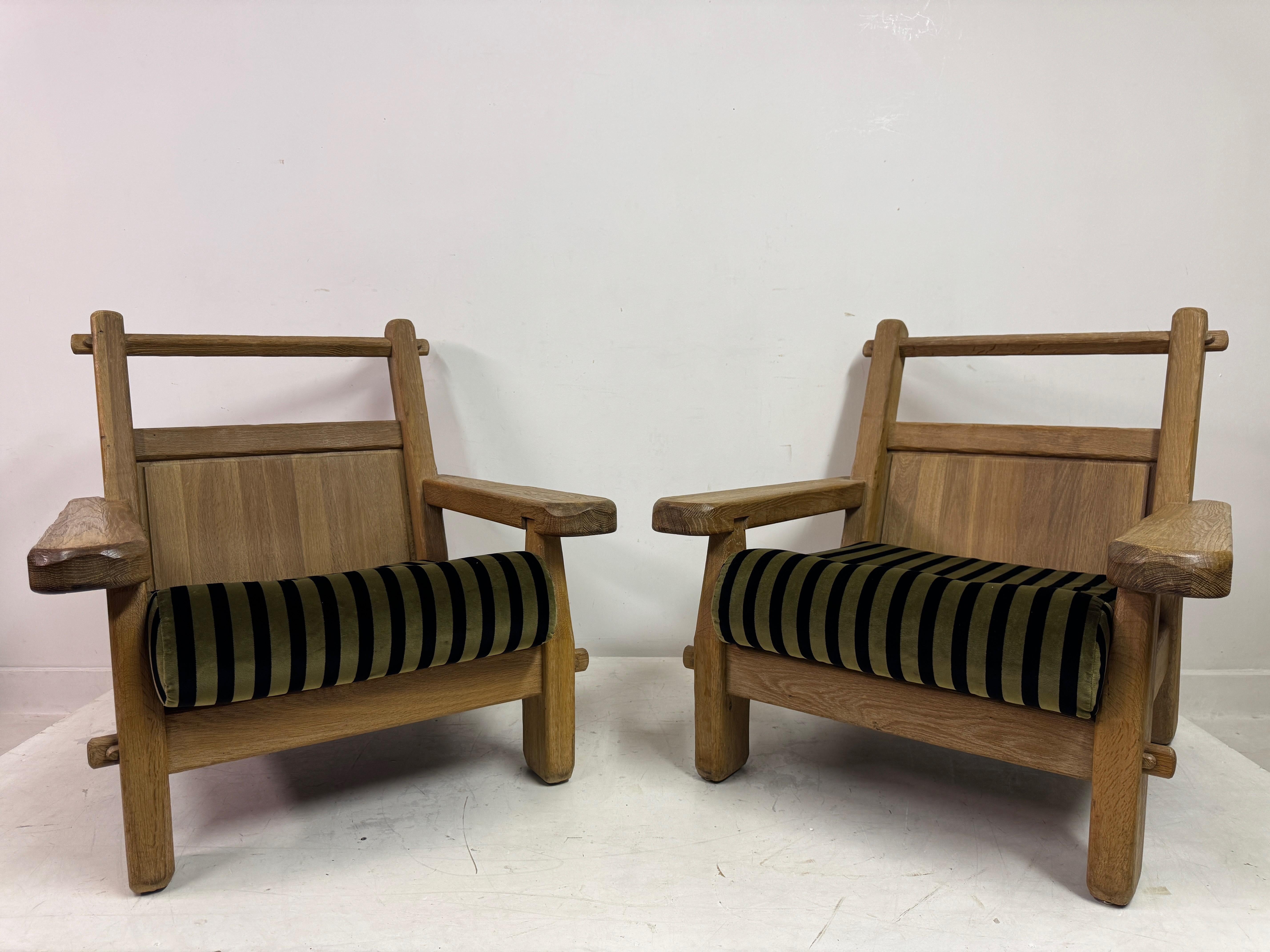 Velours Paire de fauteuils belges brutalistes en chêne par De Puydt en vente