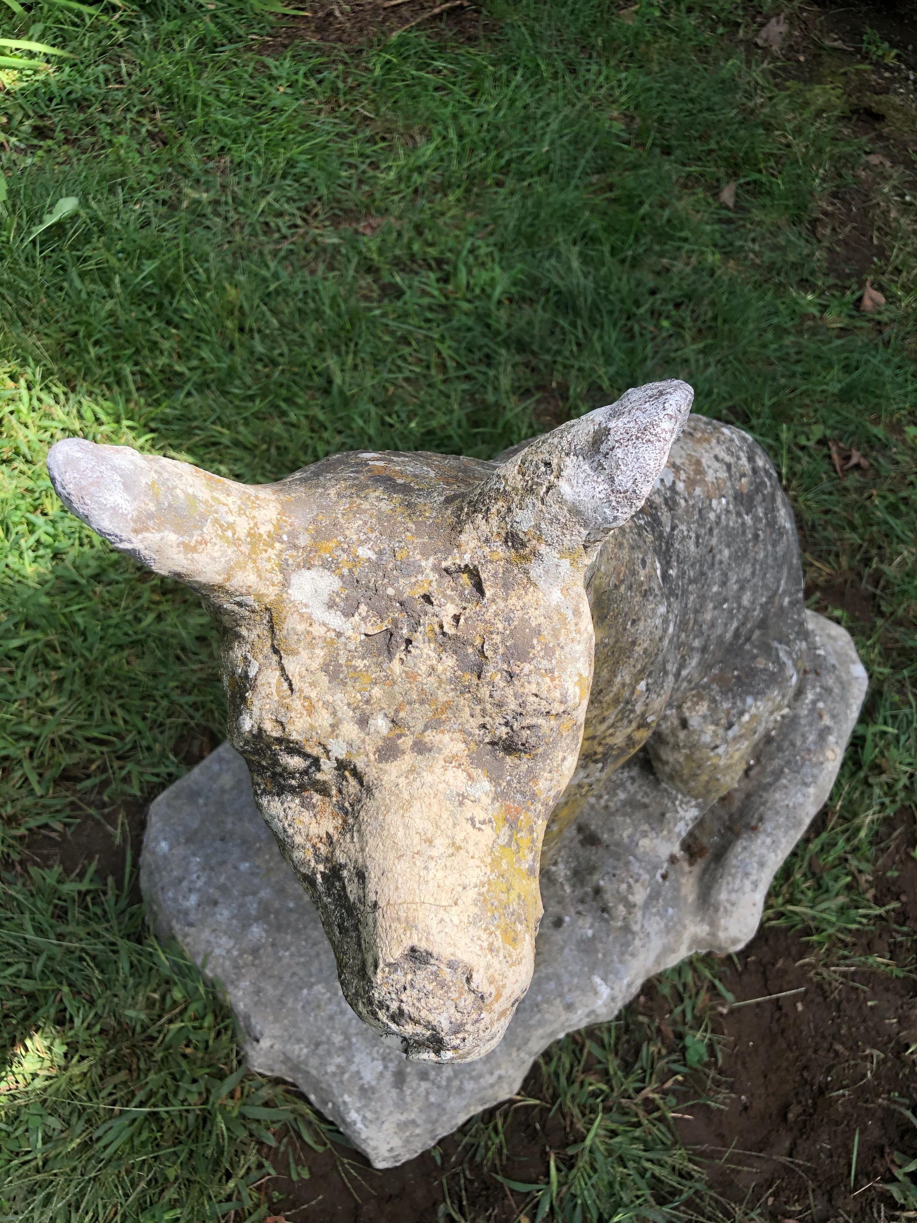 Paire de chiens de cattle/berger australiens en pierre moulée belge avec une superbe patine en vente 5