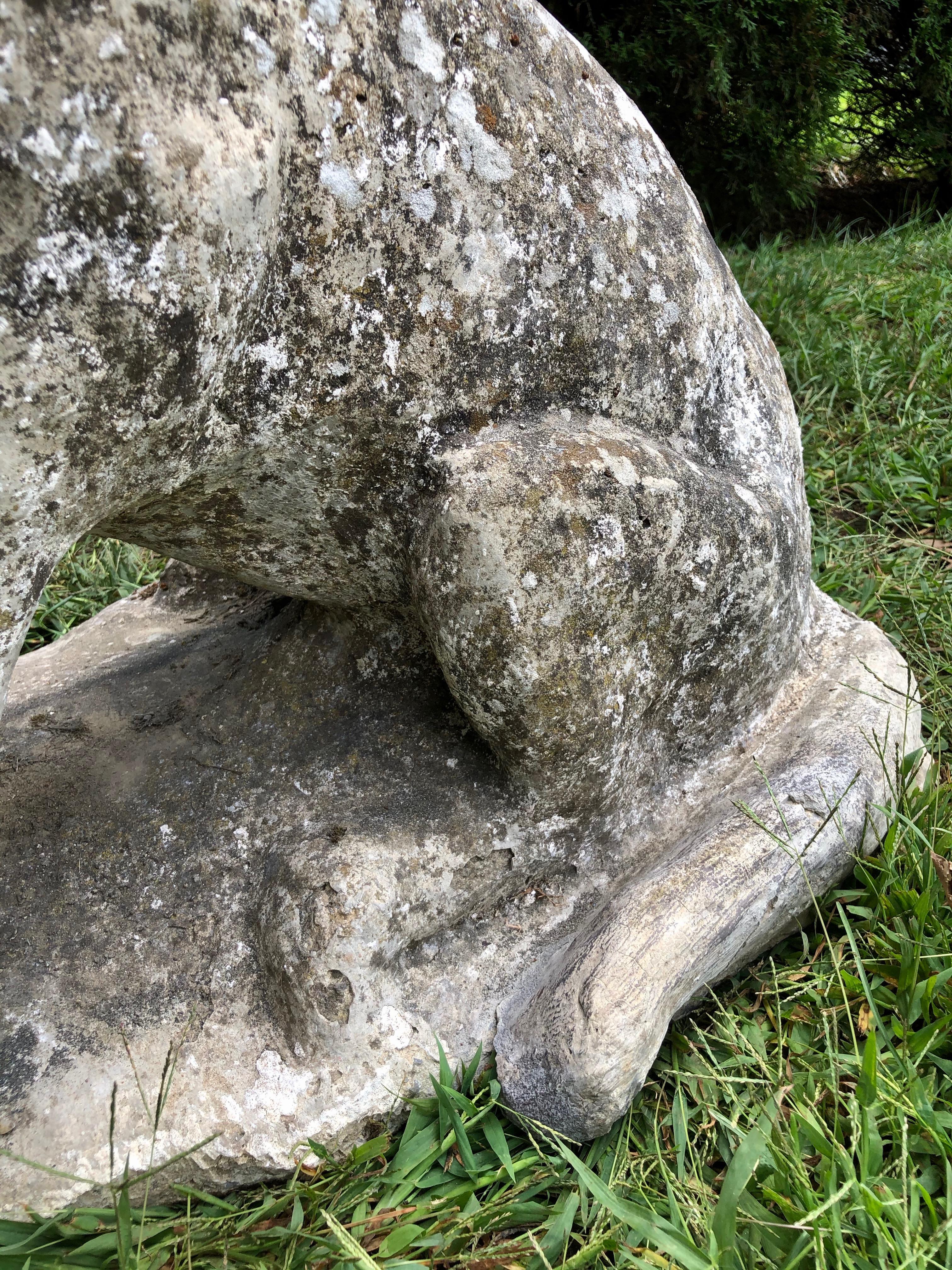 Pierre artificielle Paire de chiens de cattle/berger australiens en pierre moulée belge avec une superbe patine en vente