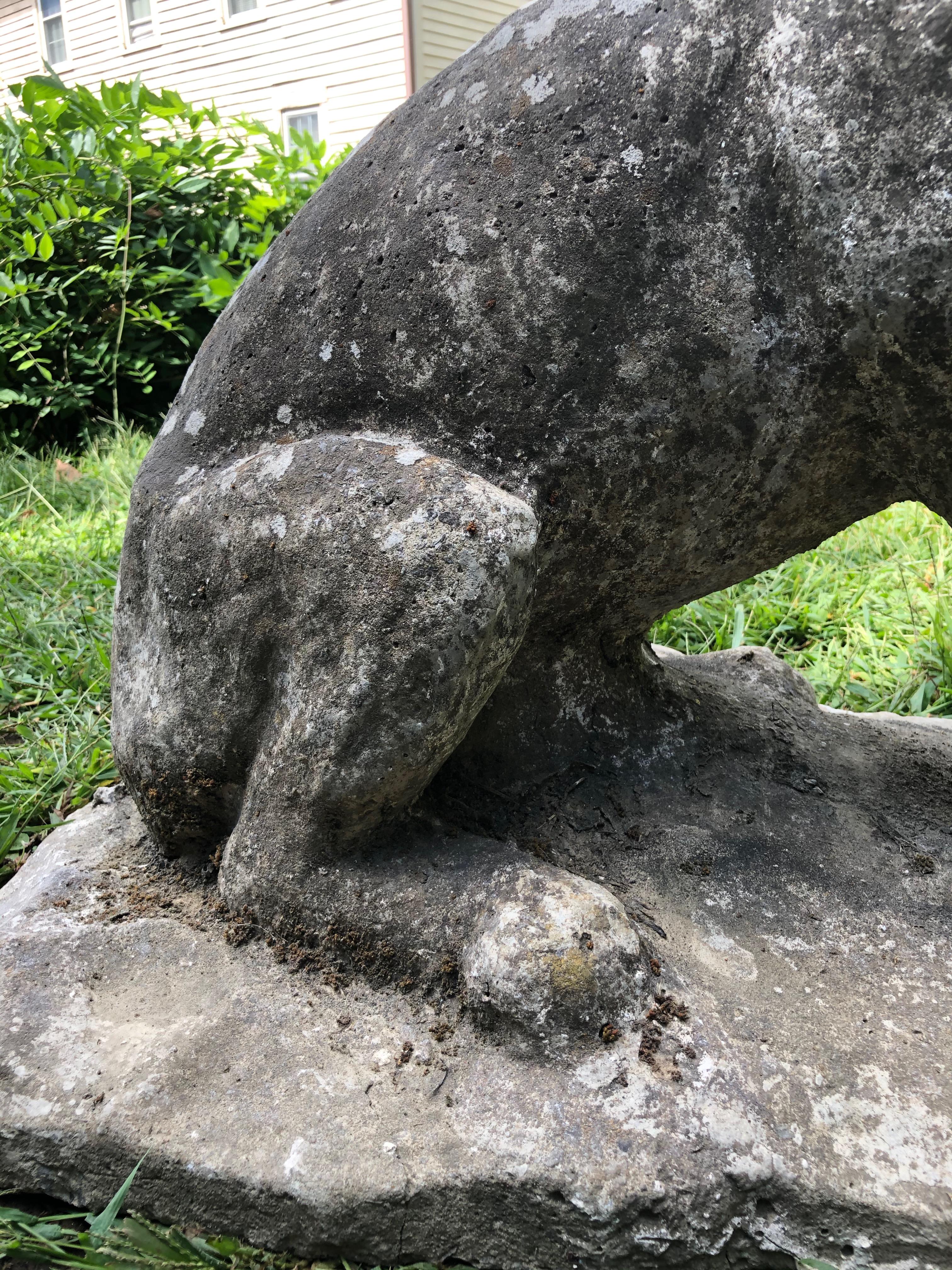 Paire de chiens de cattle/berger australiens en pierre moulée belge avec une superbe patine en vente 1