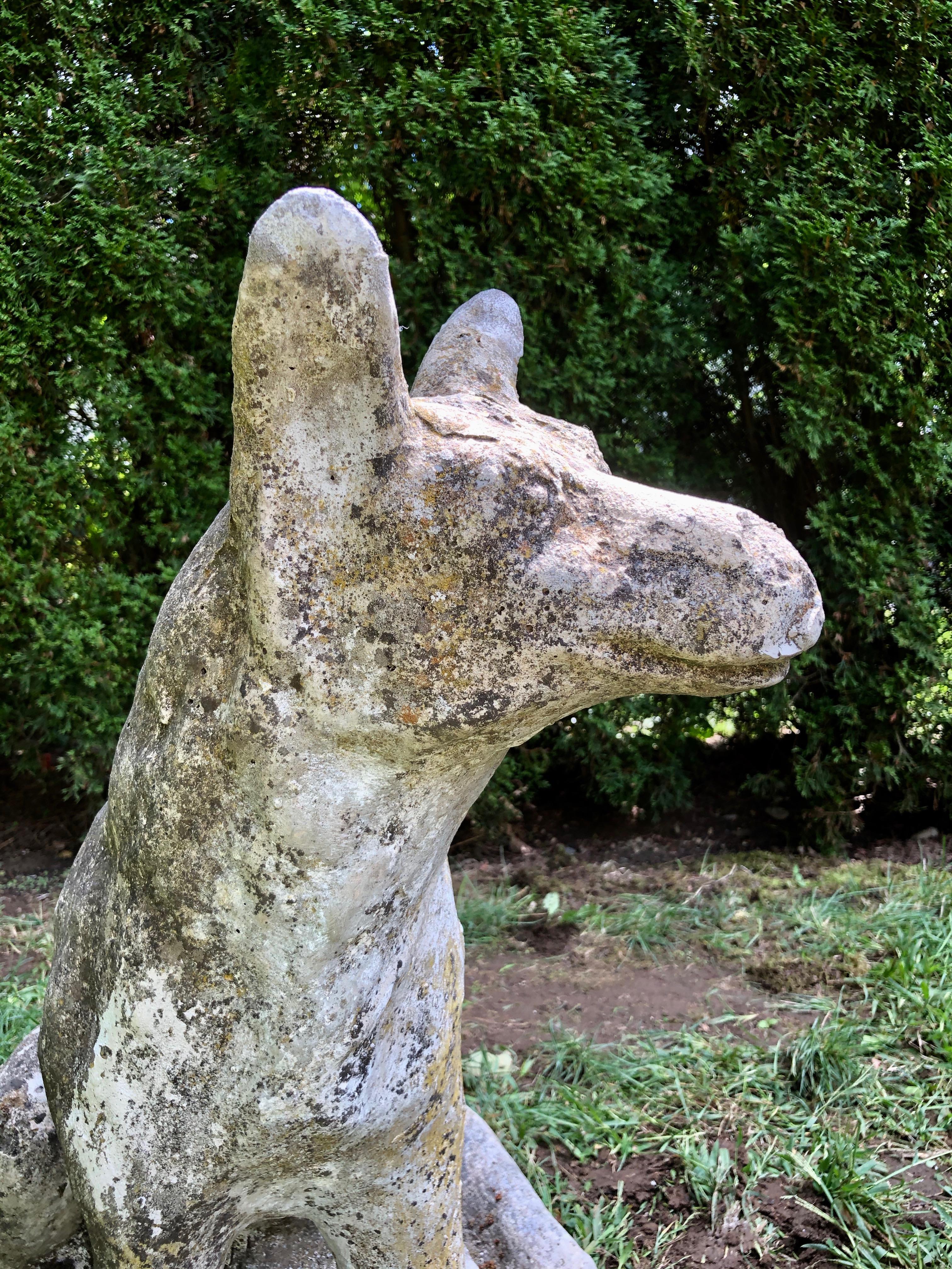 Paire de chiens de cattle/berger australiens en pierre moulée belge avec une superbe patine en vente 2